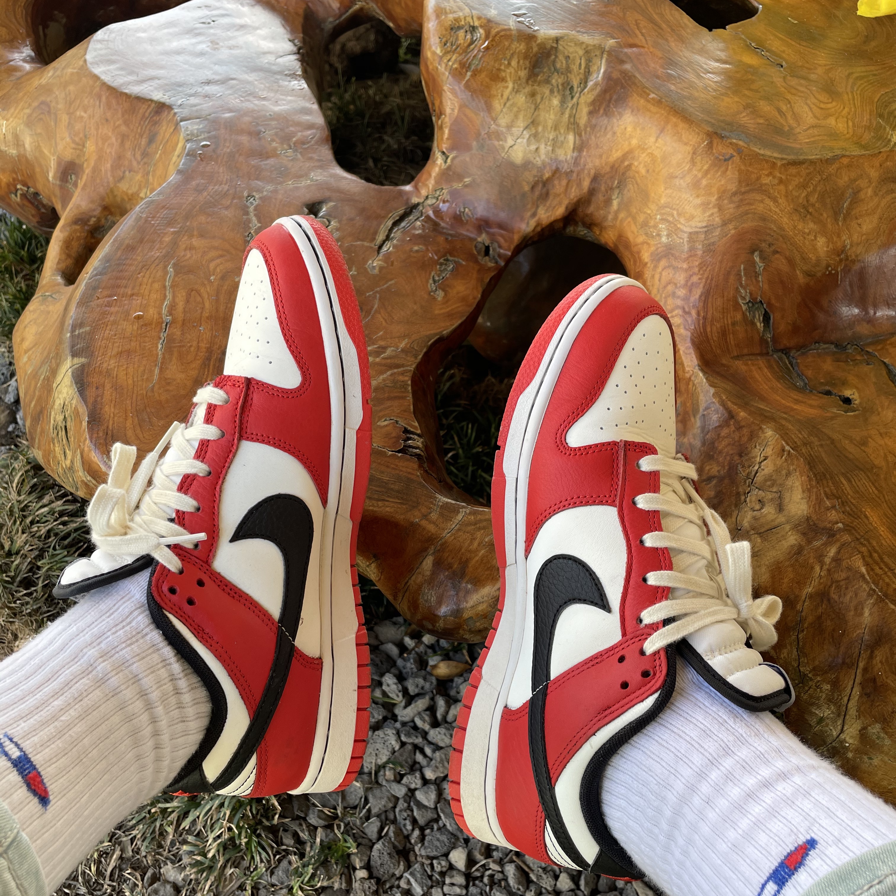 Nike x NBA Dunk Low Retro EMB Black and Chile Red 착용 스타일 - 2