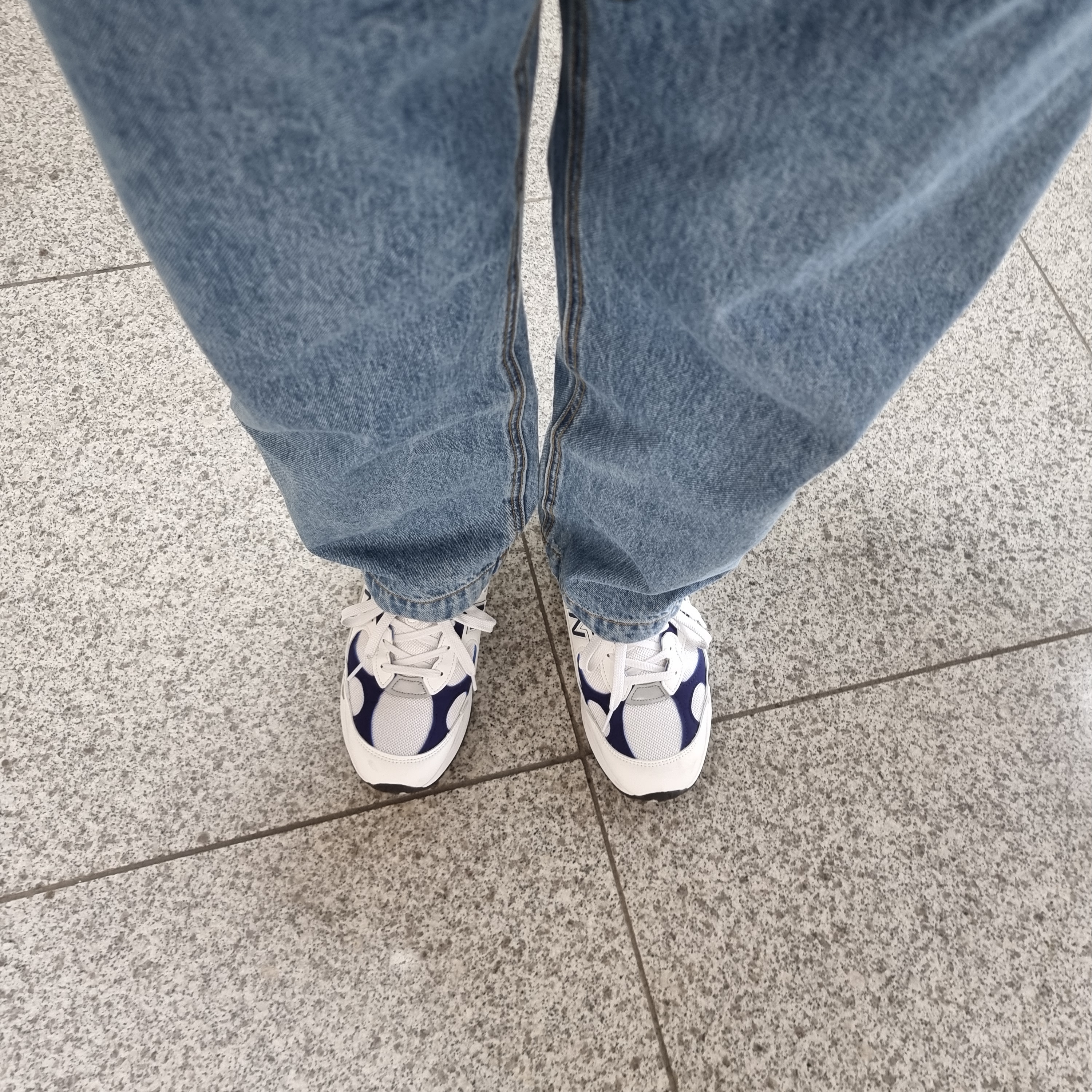 New Balance 992 Made in USA White Navy 착용 스타일 - 1