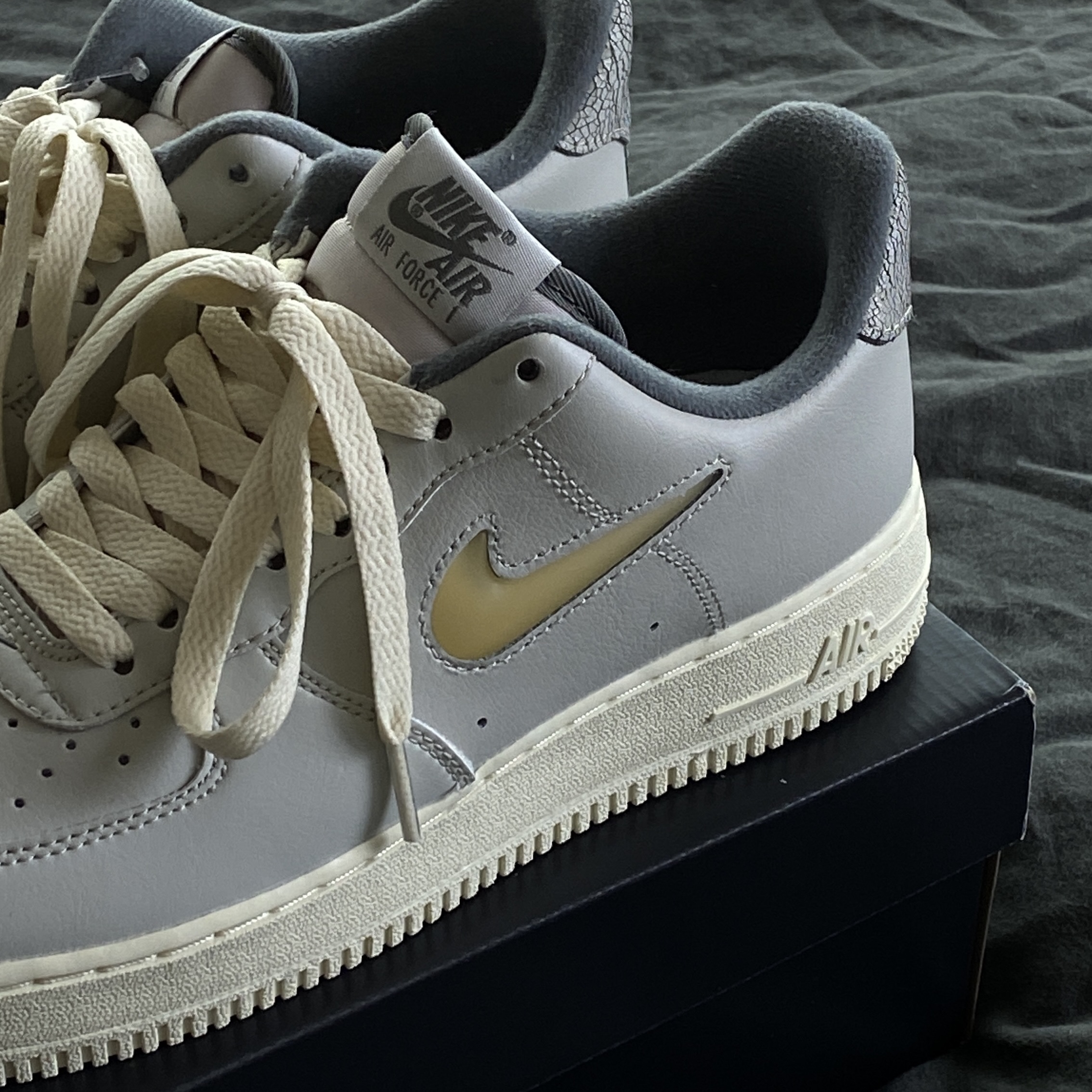 Nike Air Force 1 '07 LX Light Bone and Coconut Milk 착용 스타일 - 1