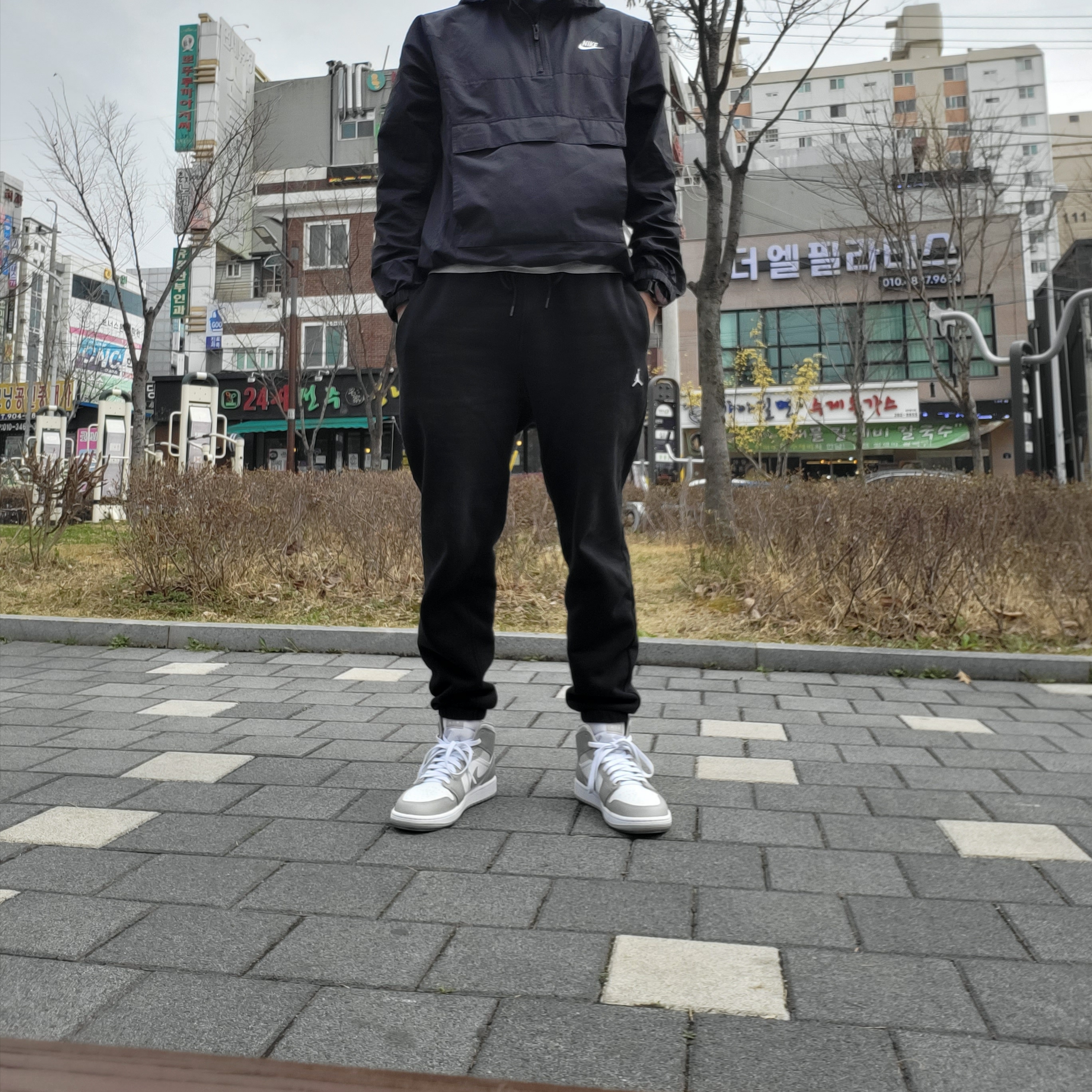 Jordan 1 Mid College Grey 착용 스타일