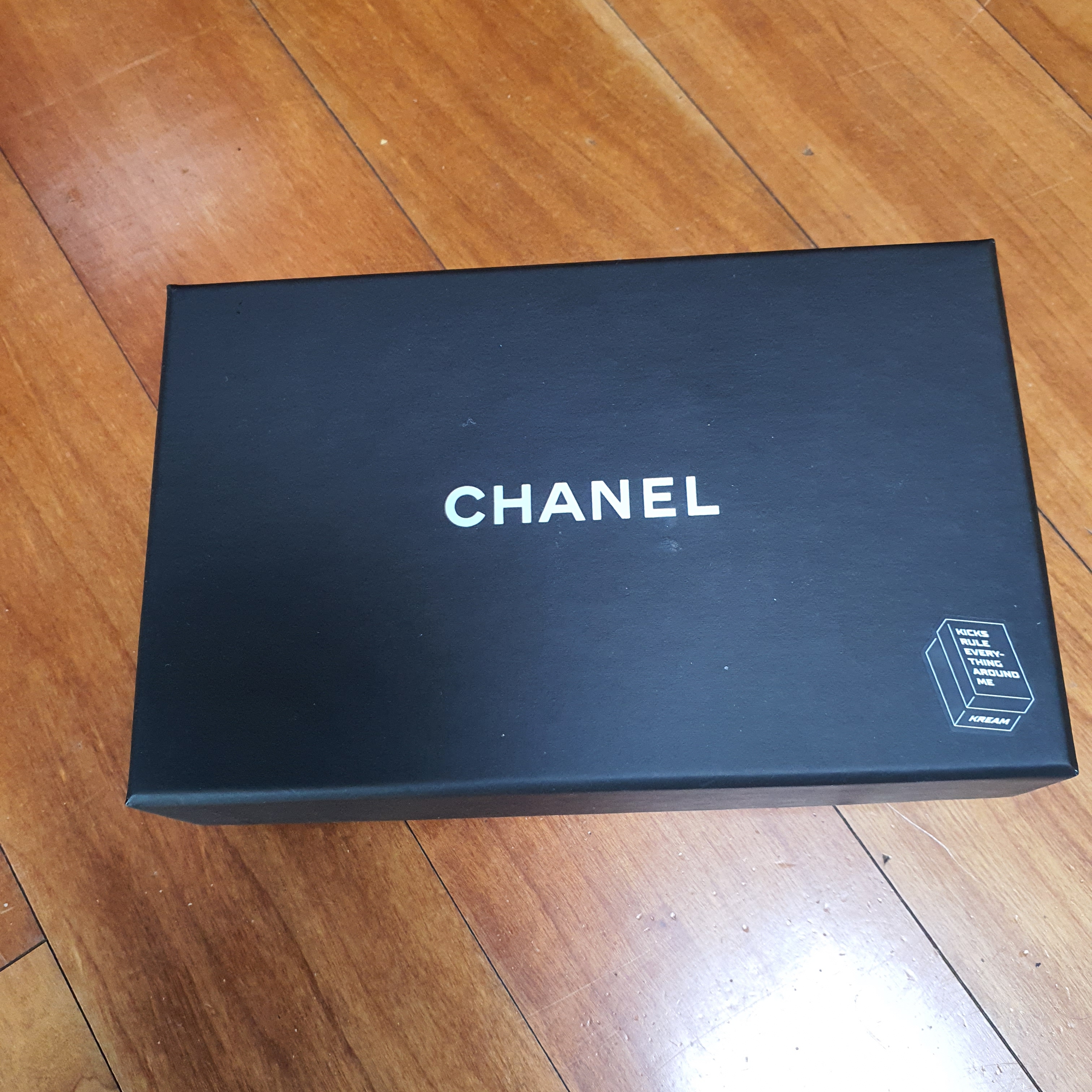 Chanel Classic Card Holder Grained Calfskin & Gold Black 착용 스타일 - 1