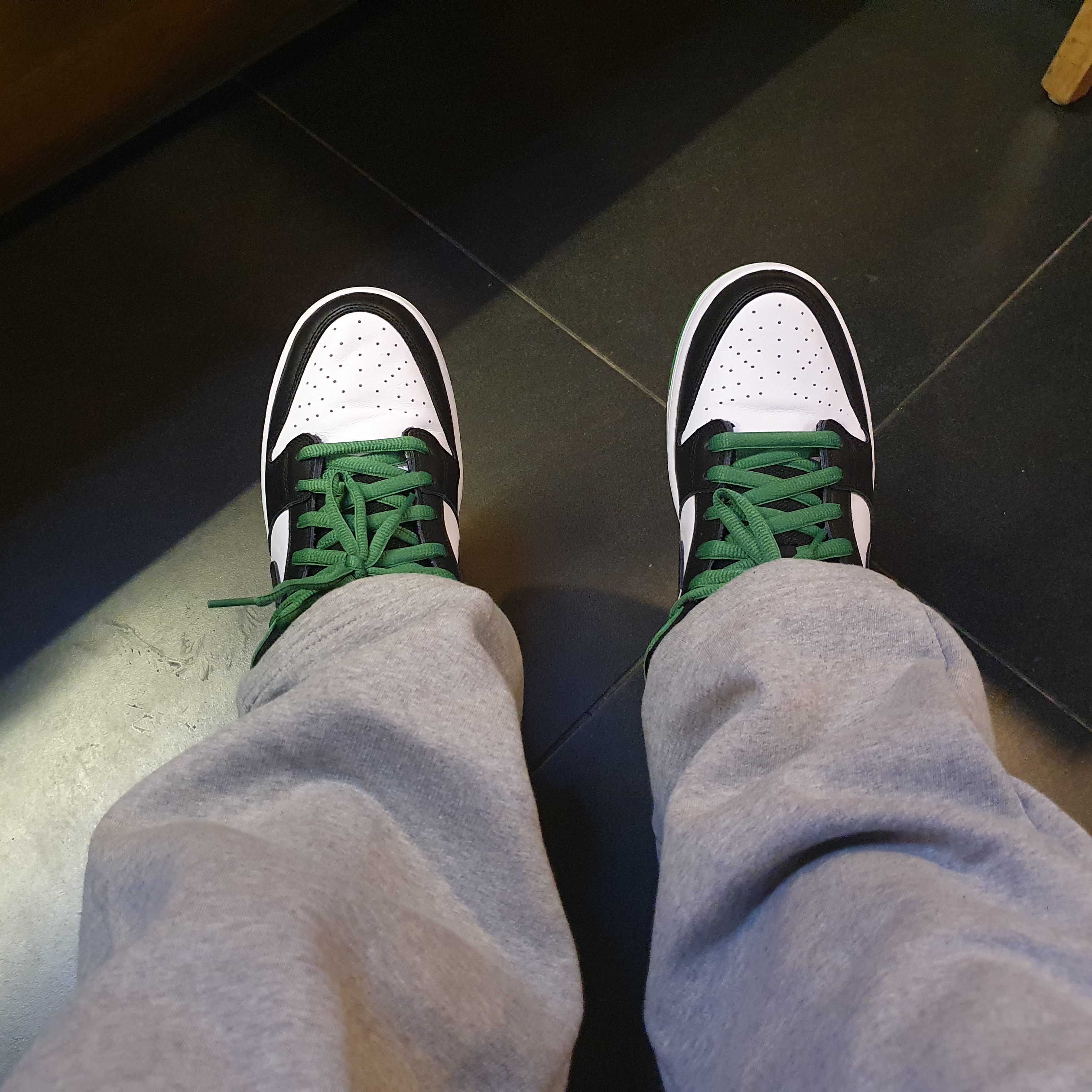 Nike SB Dunk Low Pro Black and Classic Green 착용 스타일 - 1