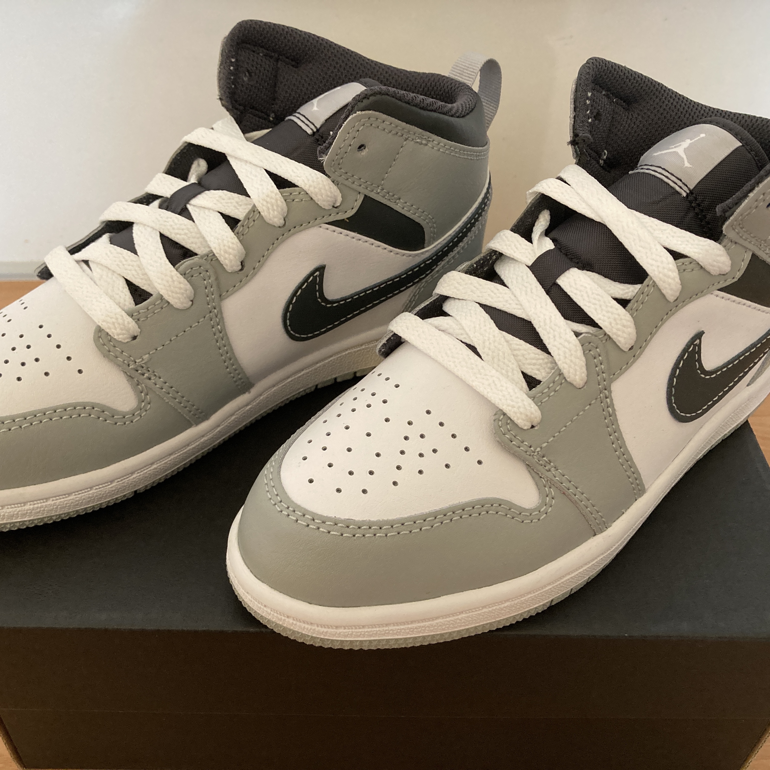 (PS) Jordan 1 Mid Light Smoke Grey Anthracite, (GS) Jordan 1 Mid Light Smoke Grey Anthracite 착용 스타일 - 2