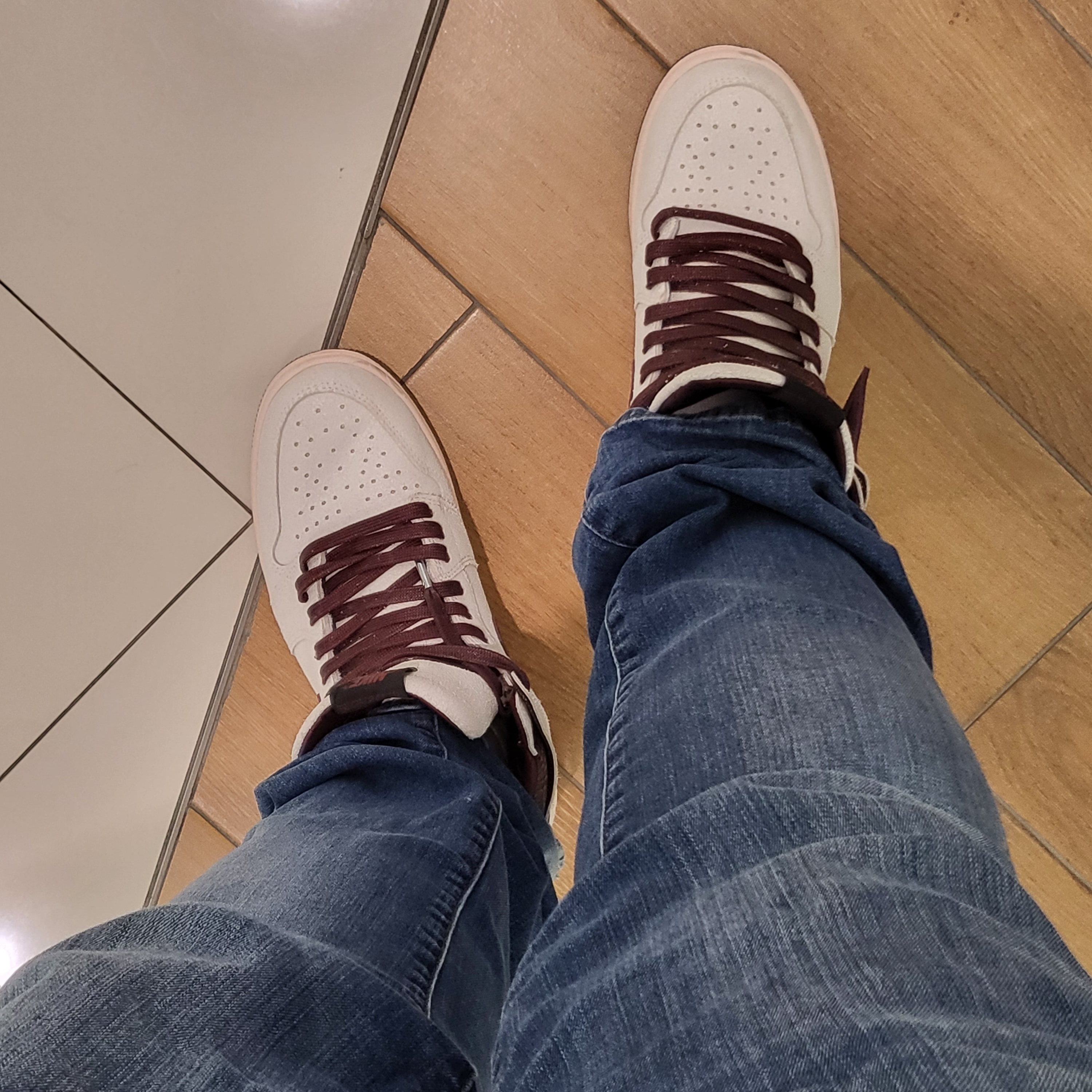 Jordan 1 x A Ma Maniere Retro High OG SP Sail and Burgundy 착용 스타일