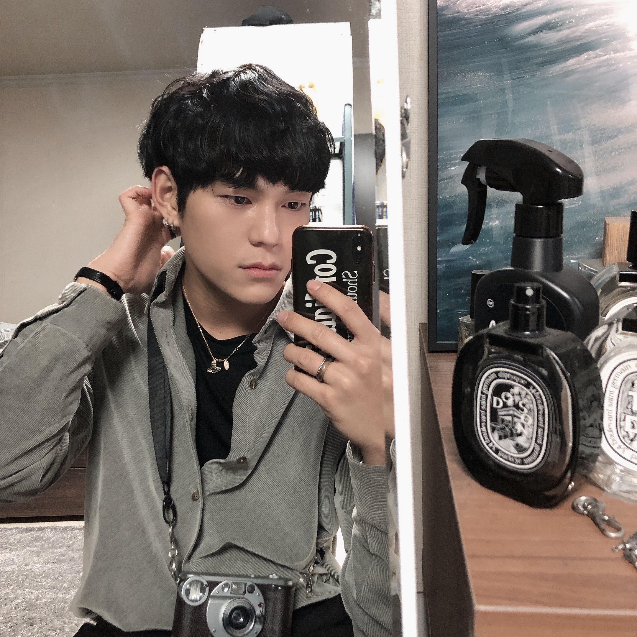 Vivienne Westwood Mini Bas Relief Pendant Silver 착용 스타일