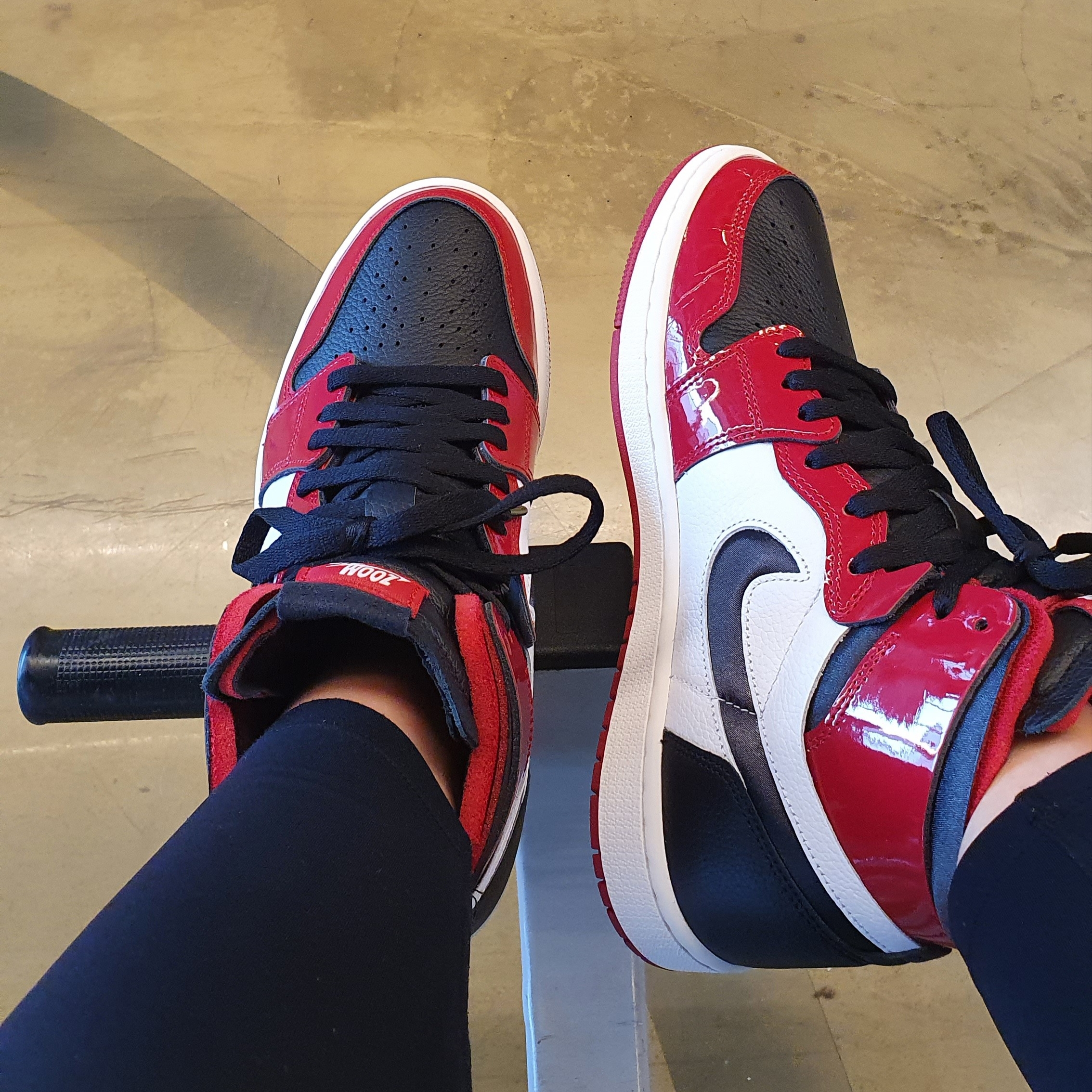 (W) Jordan 1 Zoom Air CMFT Gym Red Black 착용 스타일 - 2
