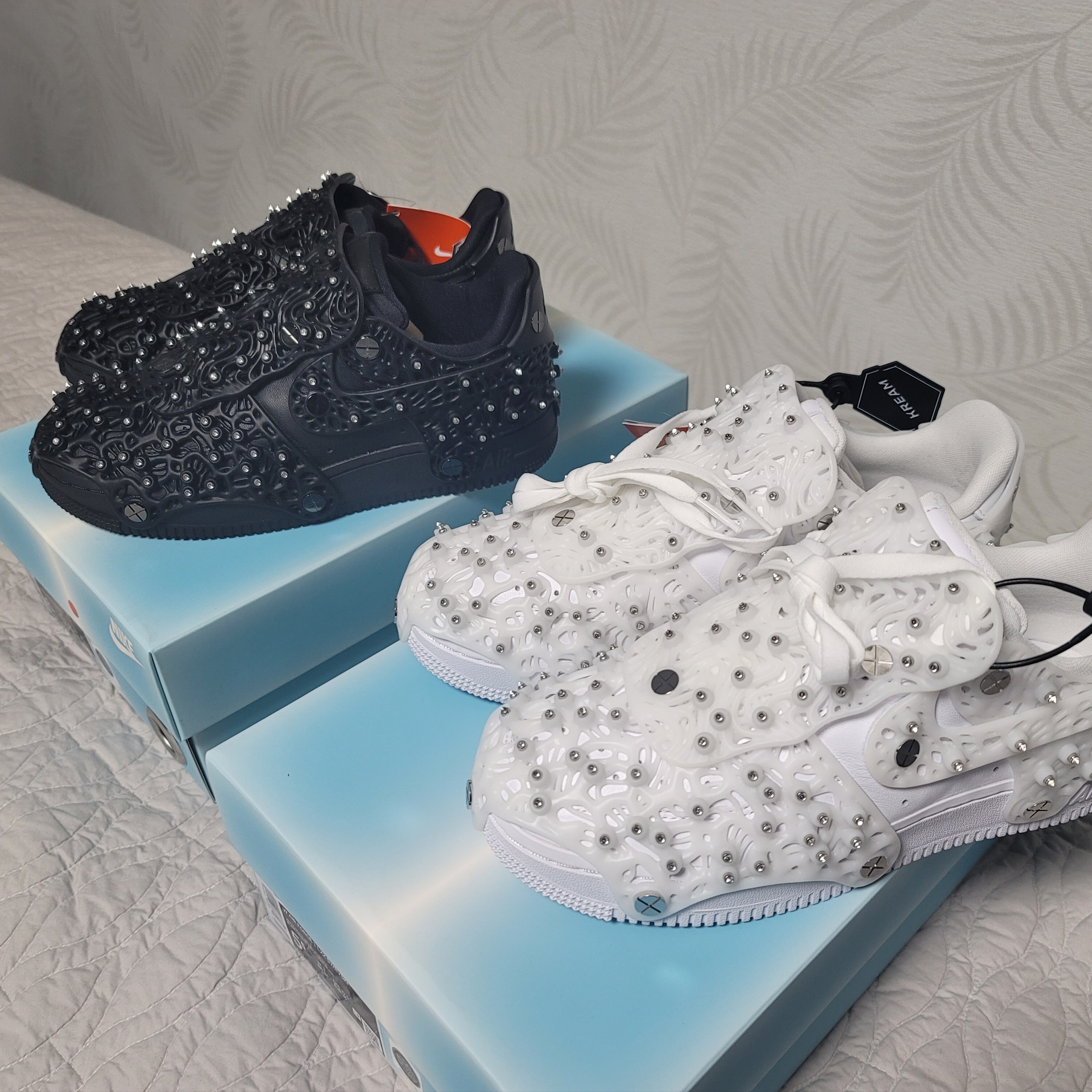 (W) Nike x Swarovski Air Force 1 LXX Triple Black, (W) Nike x Swarovski Air Force 1 LXX Triple White 착용 스타일 - 1