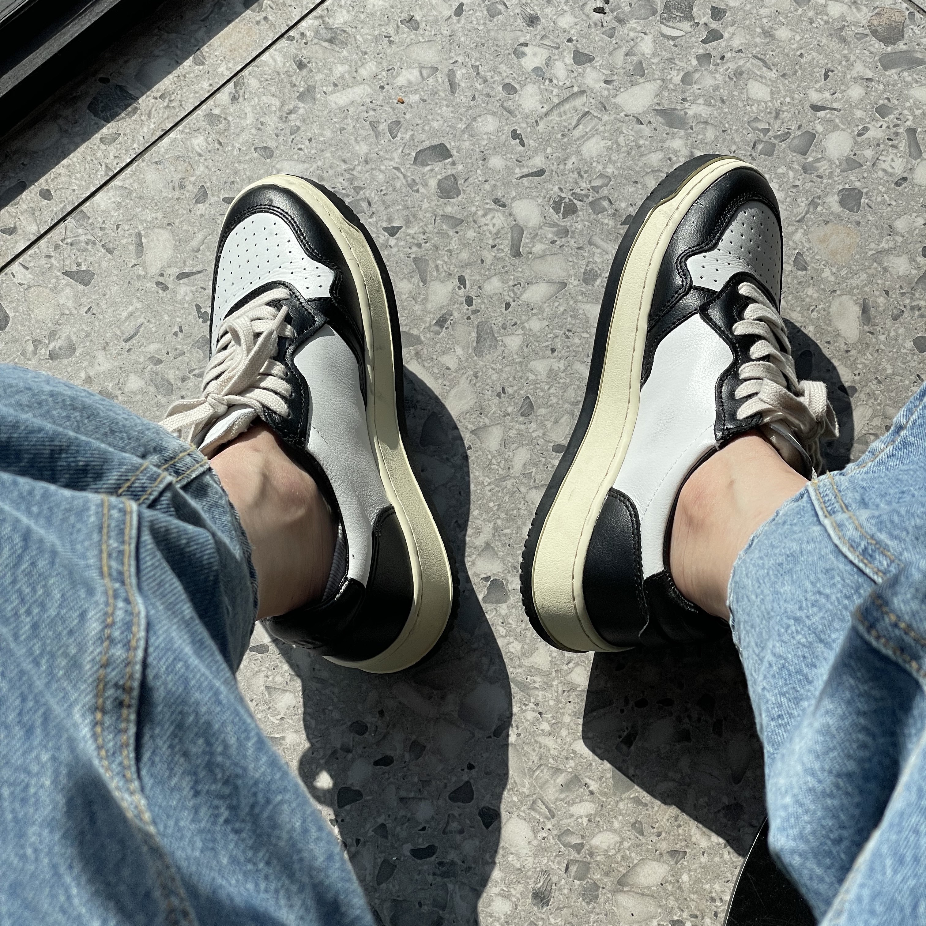 (W) Autry Medalist Low Leather Sneakers Black White 착용 스타일