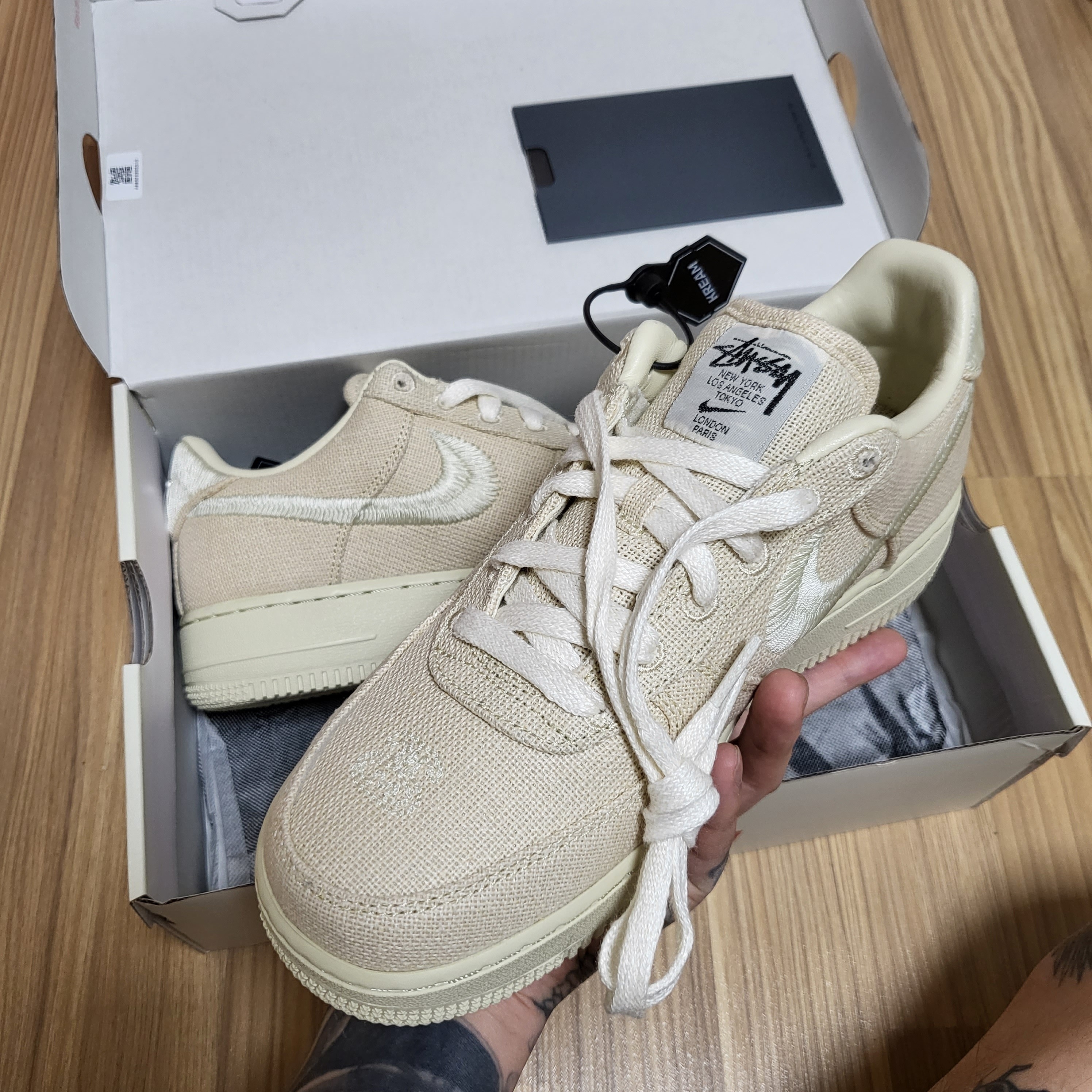 Nike x Stussy Air Force 1 Low Fossil 착용 스타일 - 1