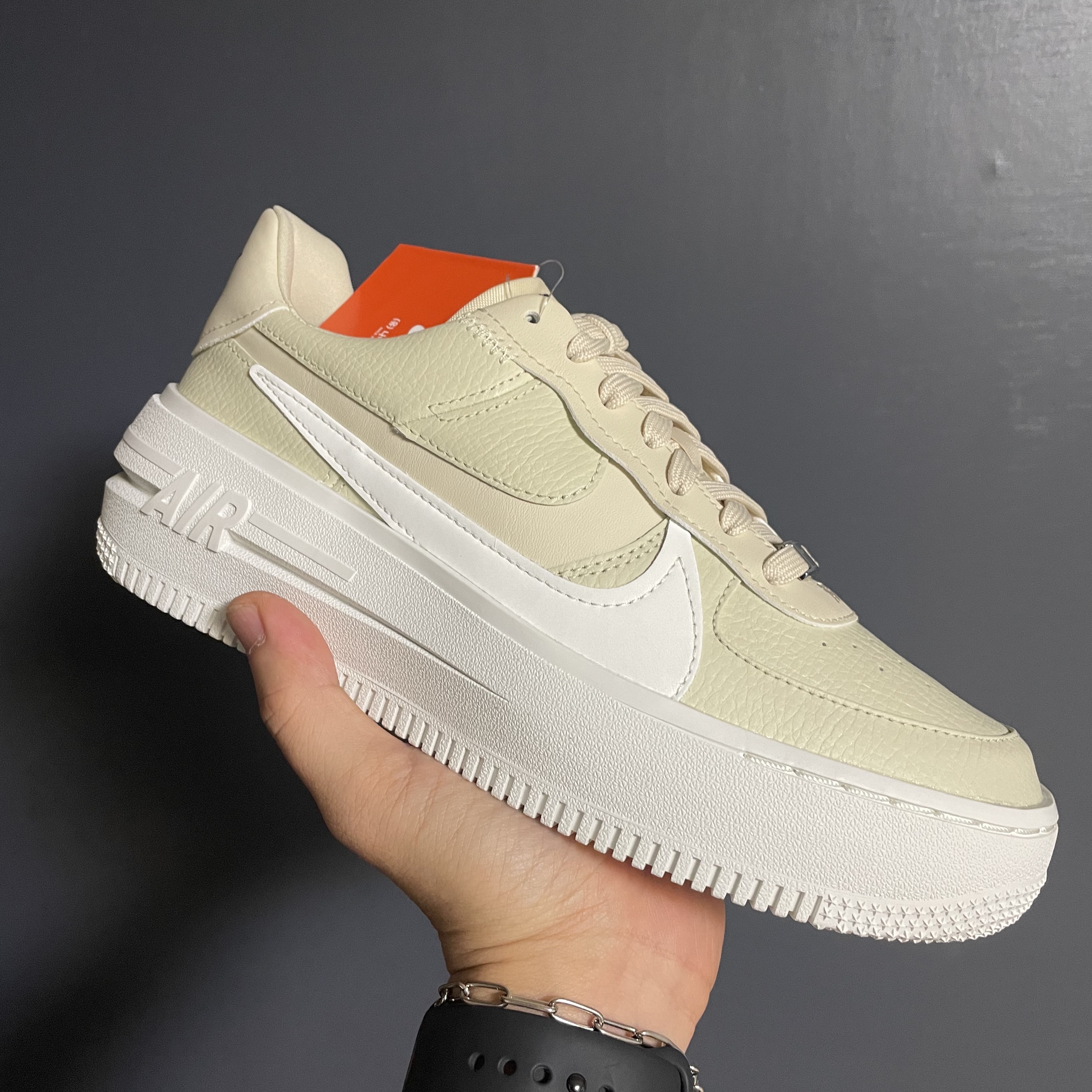 (W) Nike Air Force 1 PLT.AF.ORM Fossil and White 착용 스타일