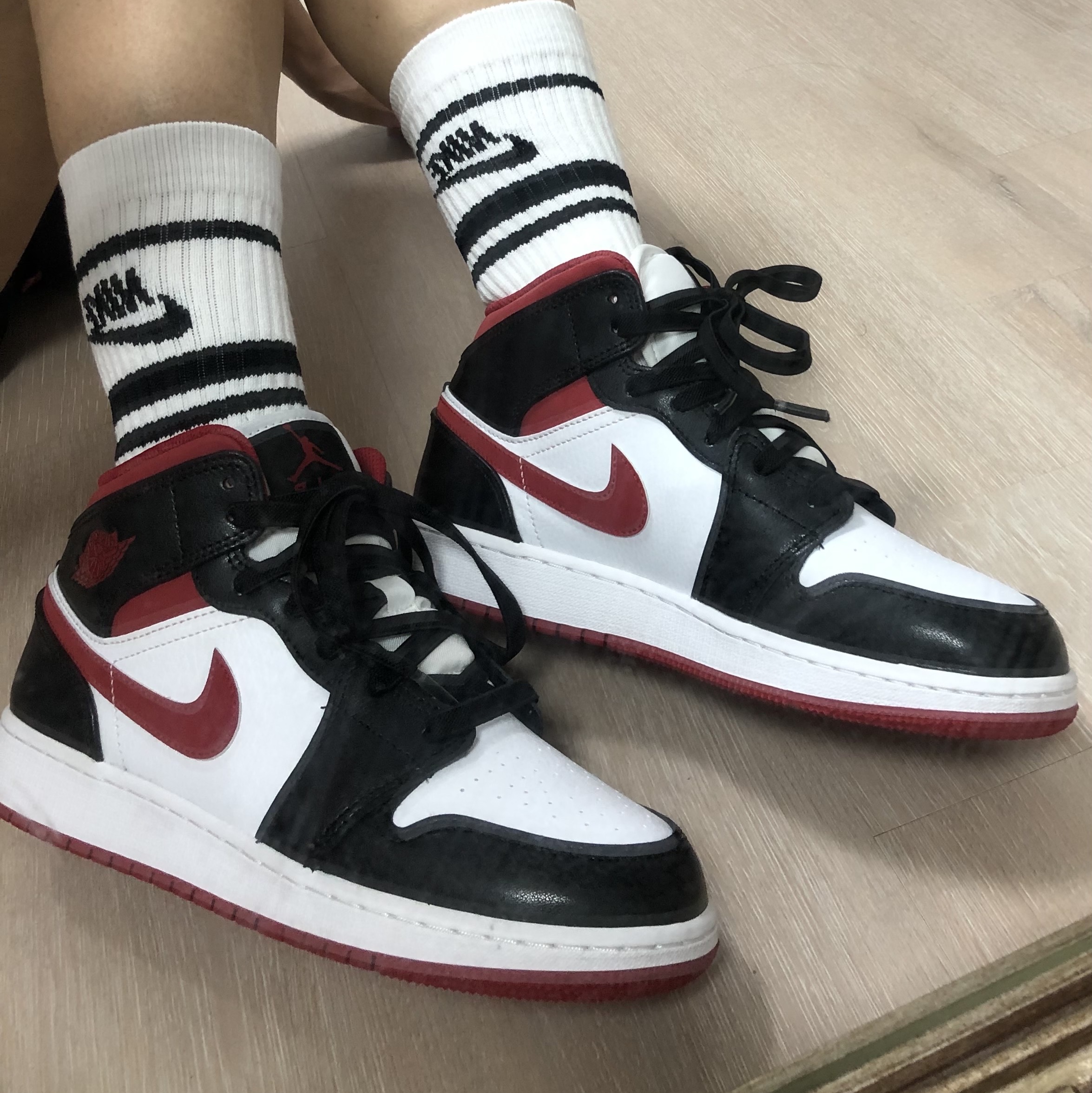 (GS) Jordan 1 Mid Gym Red Black White 착용 스타일 - 1