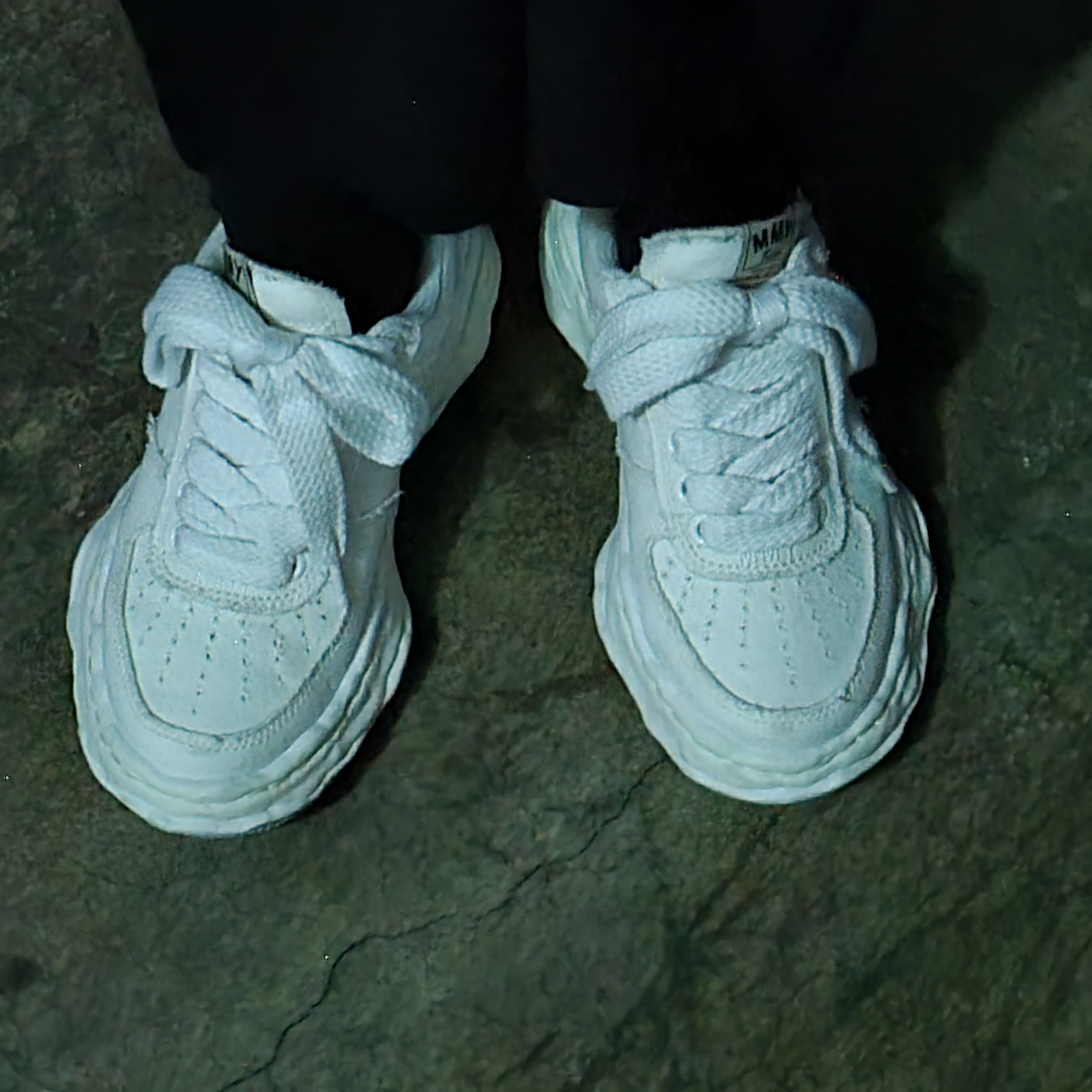 Maison Mihara Yasuhiro Wayne OG Sole Washed Canvas Low-top Sneakers White 착용 스타일 - 1