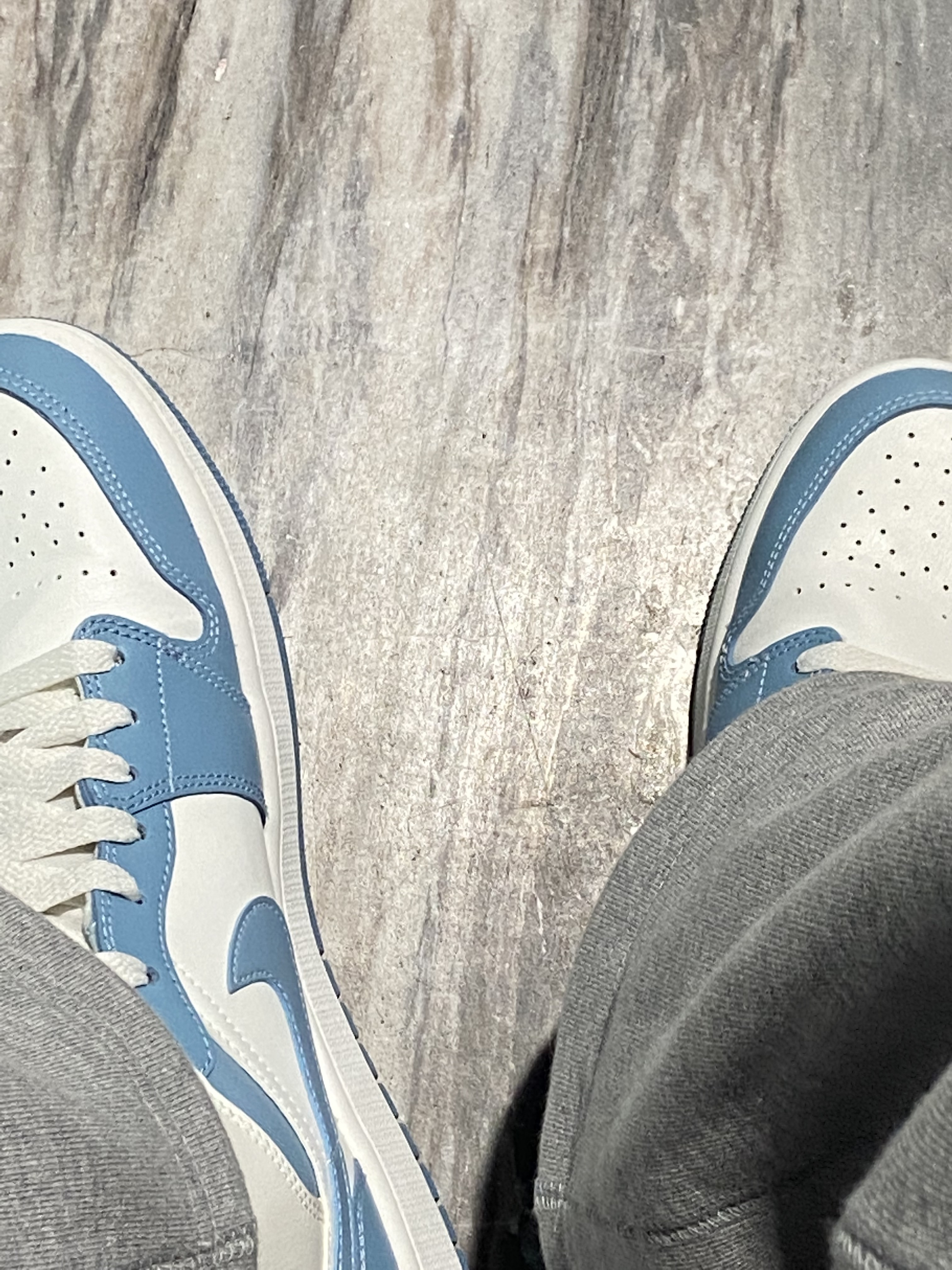 (W) Jordan 1 Mid Sail and Worn Blue 착용 스타일