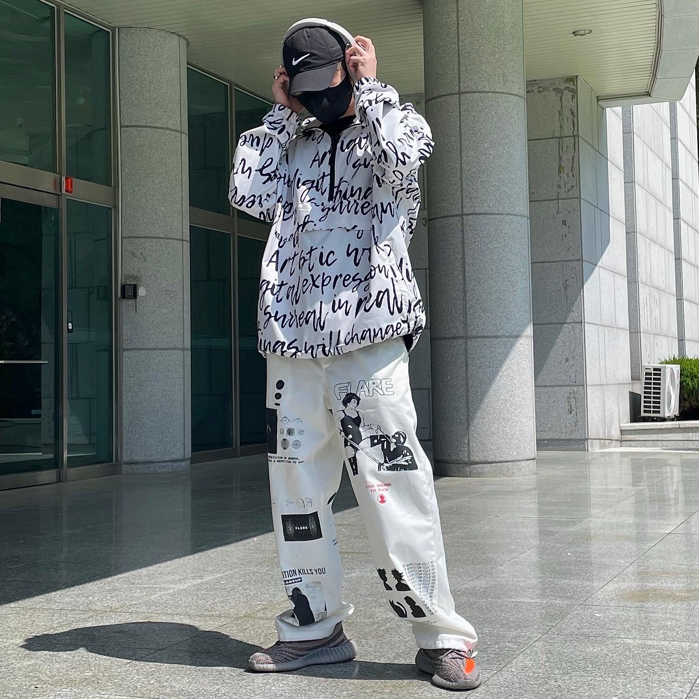 Adidas Yeezy Boost 350 V2 Beluga - Reflective, Sony WH-1000XM4 Platinum Silver (Korean Ver.) 착용 스타일 - 4