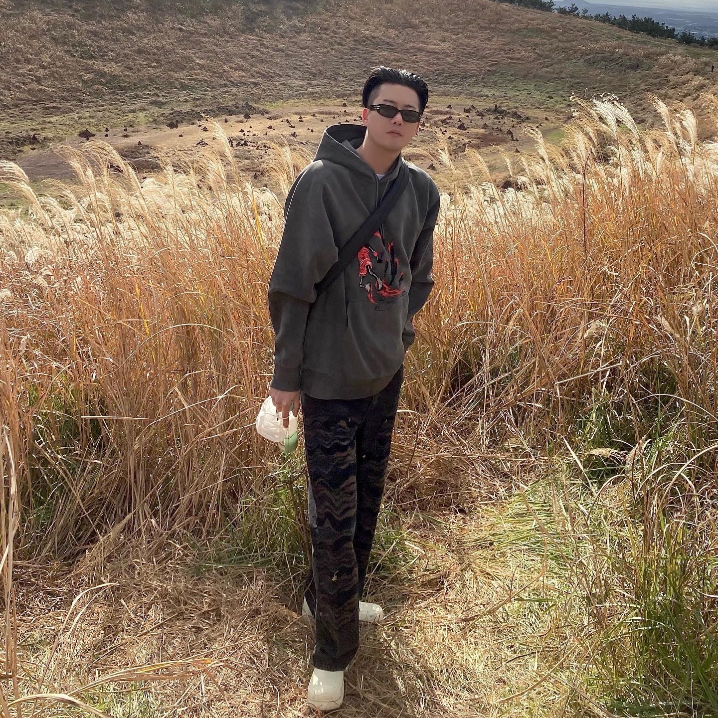 Jordan x Travis Scott Washed Suede Hoodie Grey 착용 스타일
