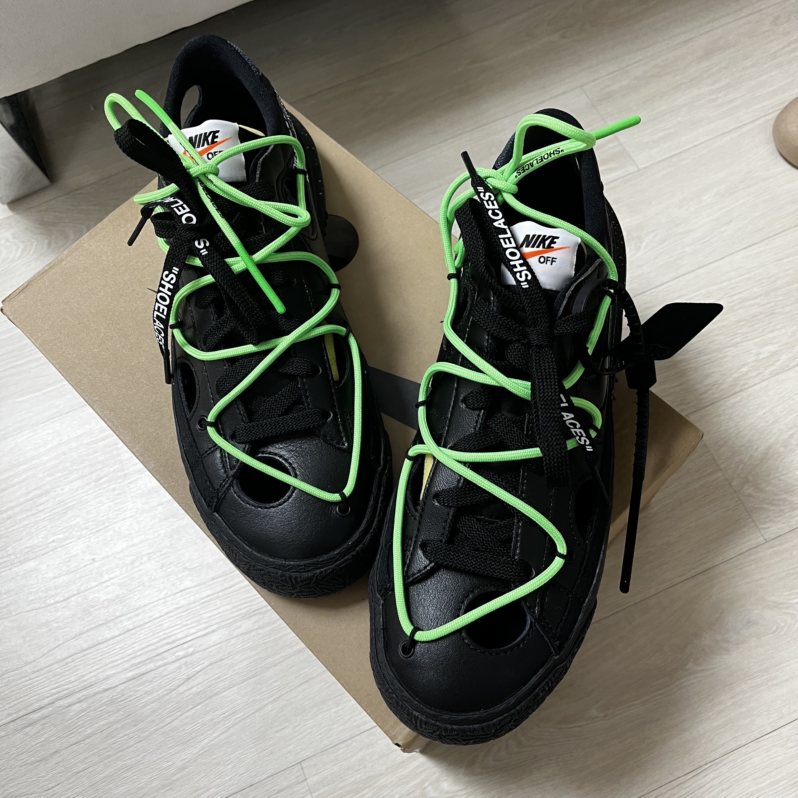 Nike x Off-White Blazer Low '77 Black and Electro Green 착용 스타일 - 2