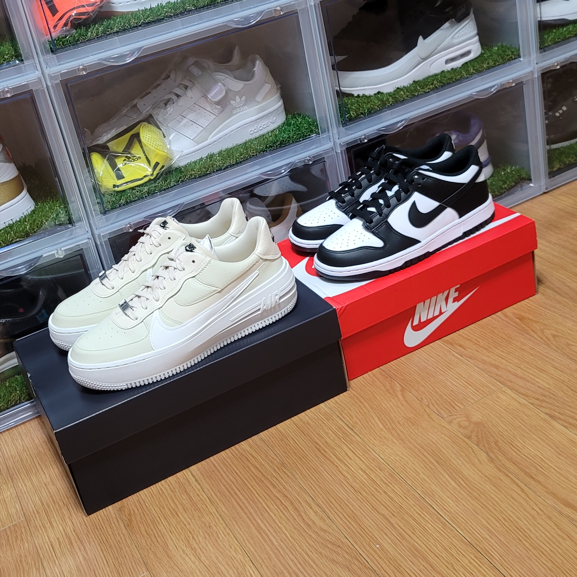 (GS) Nike Dunk Low Black, (W) Nike Air Force 1 PLT.AF.ORM Fossil and White 착용 스타일 - 4