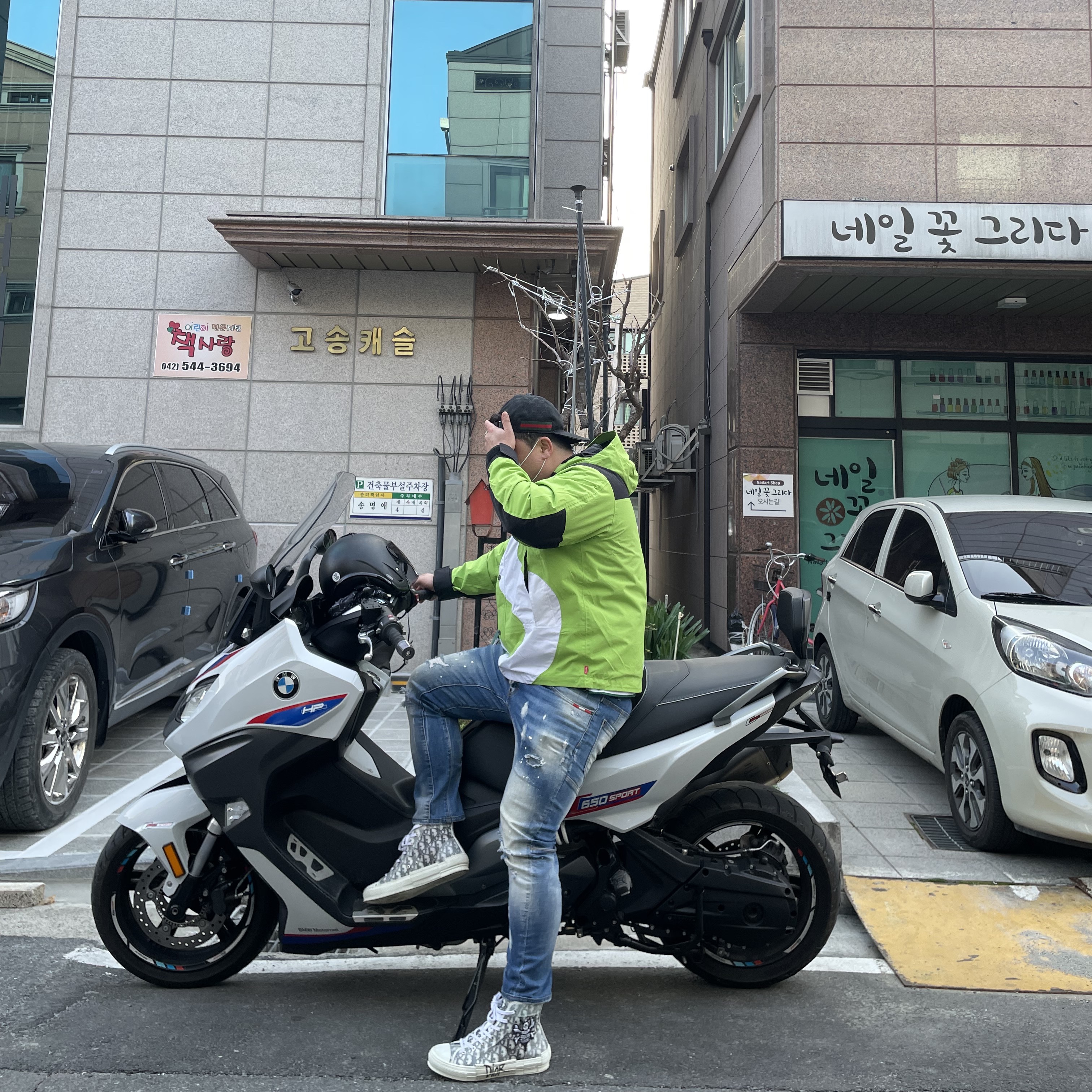 Dior x Shawn B23 High Dior Oblique Canvas Bee Embroidery Patch, Supreme x The North Face S Logo Mountain Jacket Lime - 20FW 착용 스타일