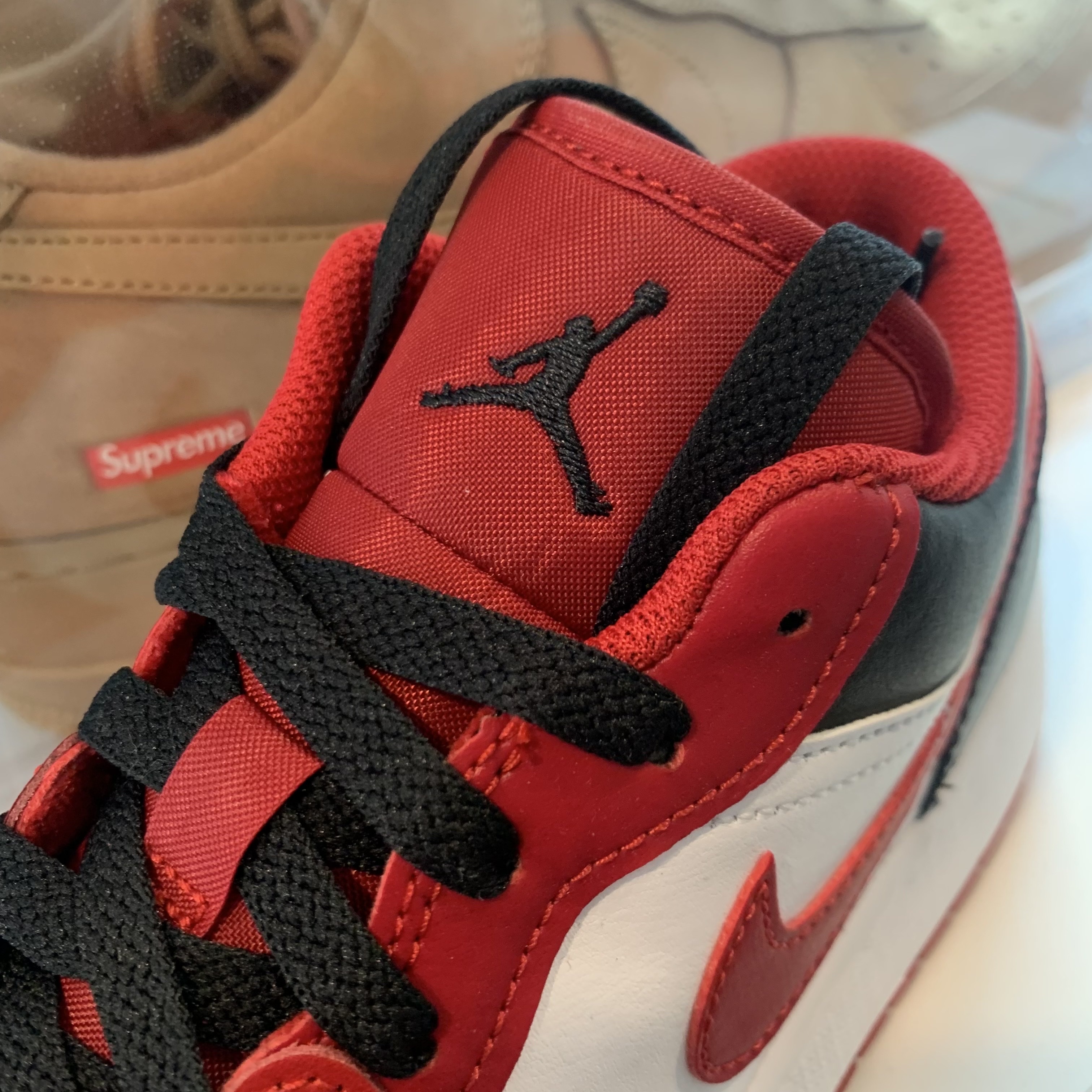 (GS) Jordan 1 Low White Gym Red Black, Nike x Supreme Air Force 1 Low Flax 착용 스타일 - 2