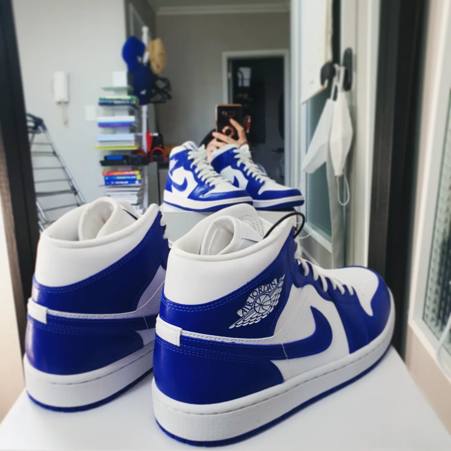 (W) Jordan 1 Mid White Hyper Royal 착용 스타일 - 1