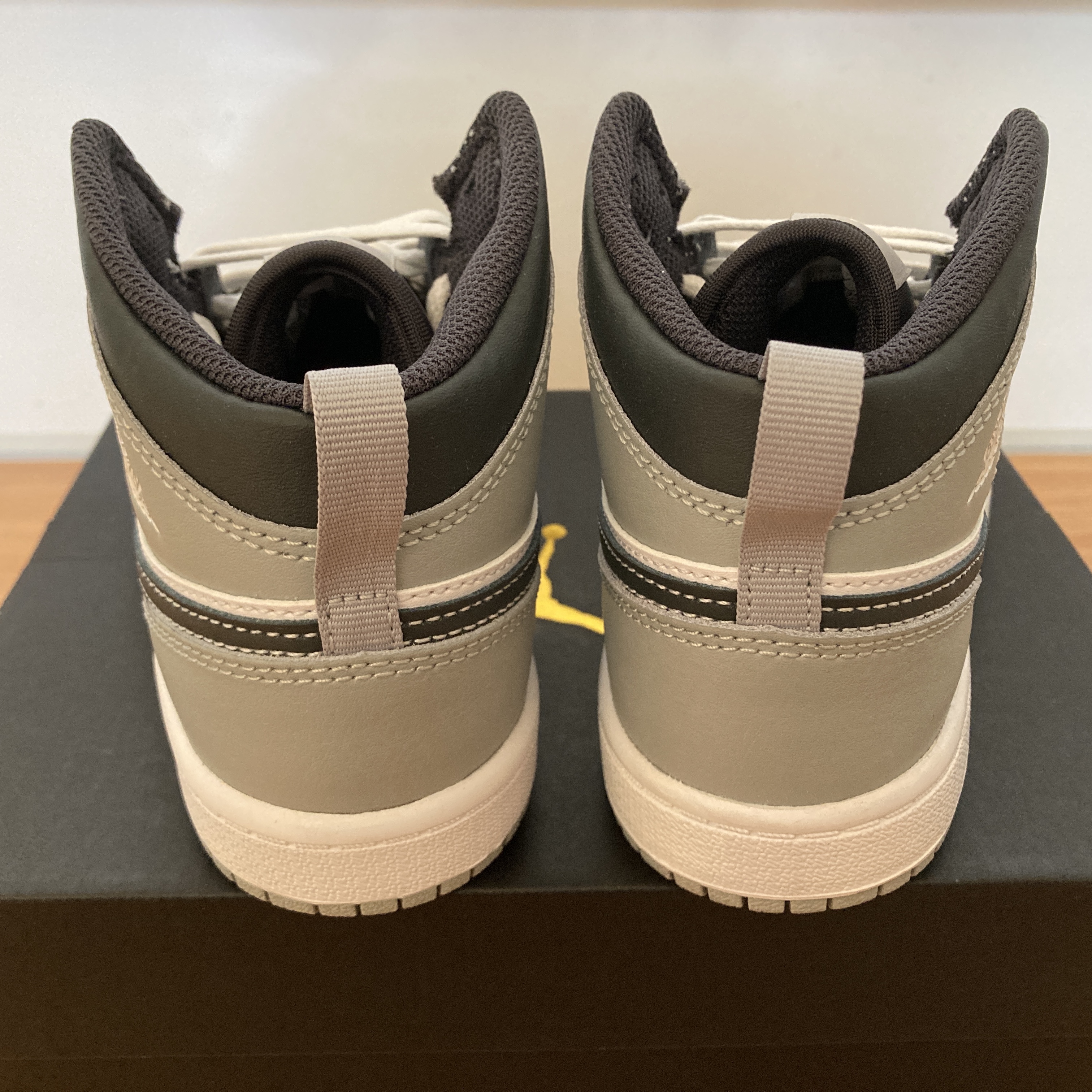 (PS) Jordan 1 Mid Light Smoke Grey Anthracite, (GS) Jordan 1 Mid Light Smoke Grey Anthracite 착용 스타일 - 3