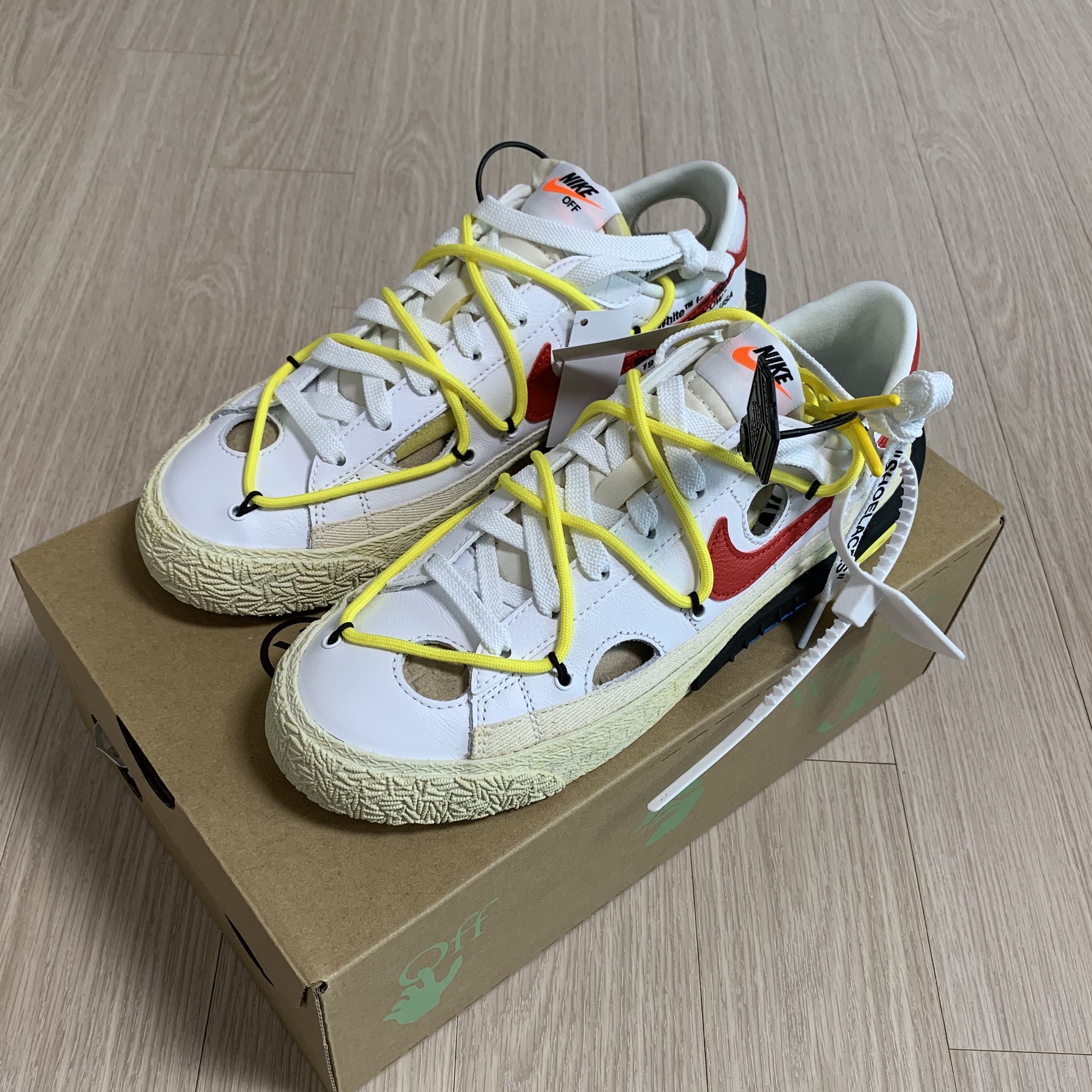 Nike x Off-White Blazer Low '77 White and University Red 착용 스타일 - 1