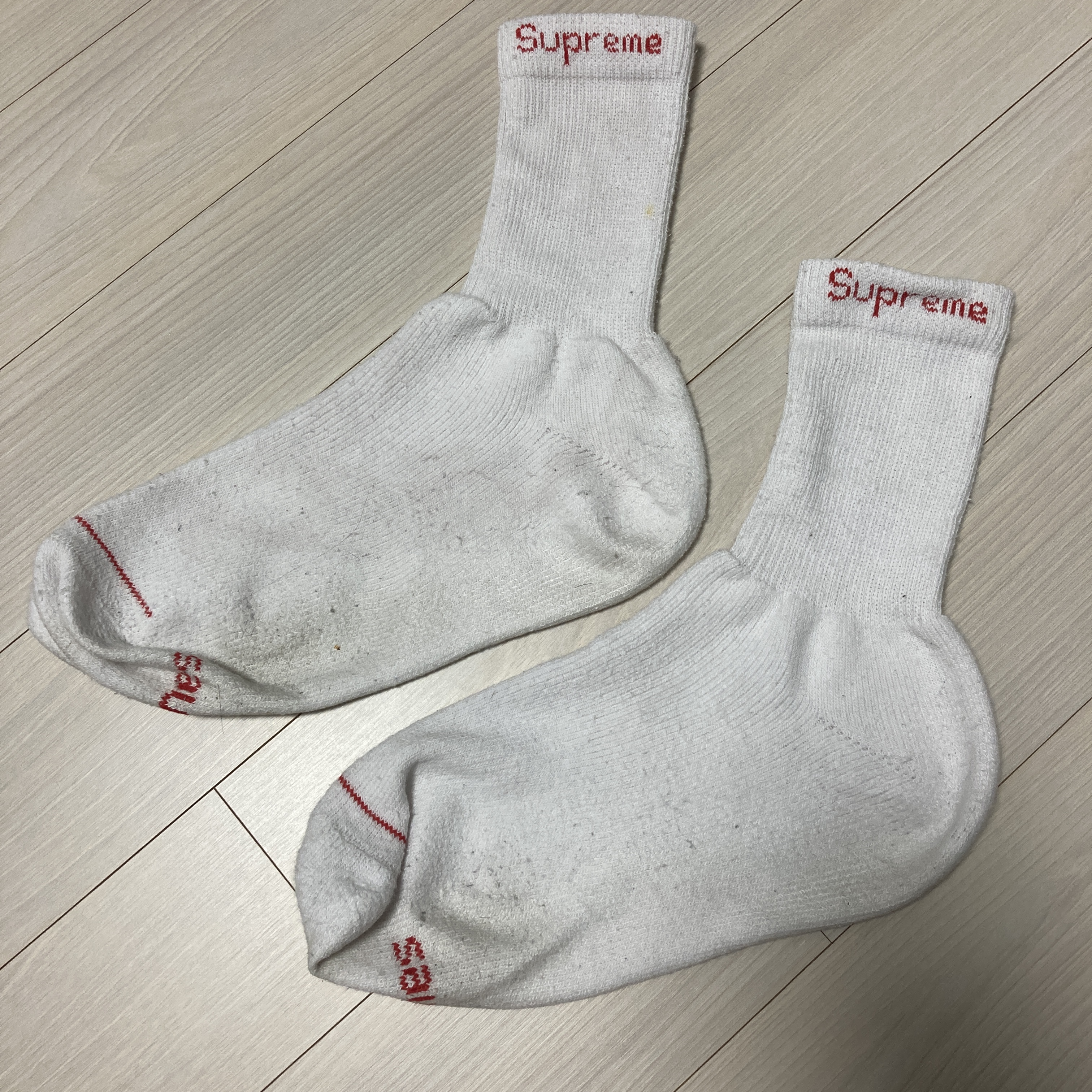 Supreme Hanes Crew Socks White (4 Pack) 착용 스타일