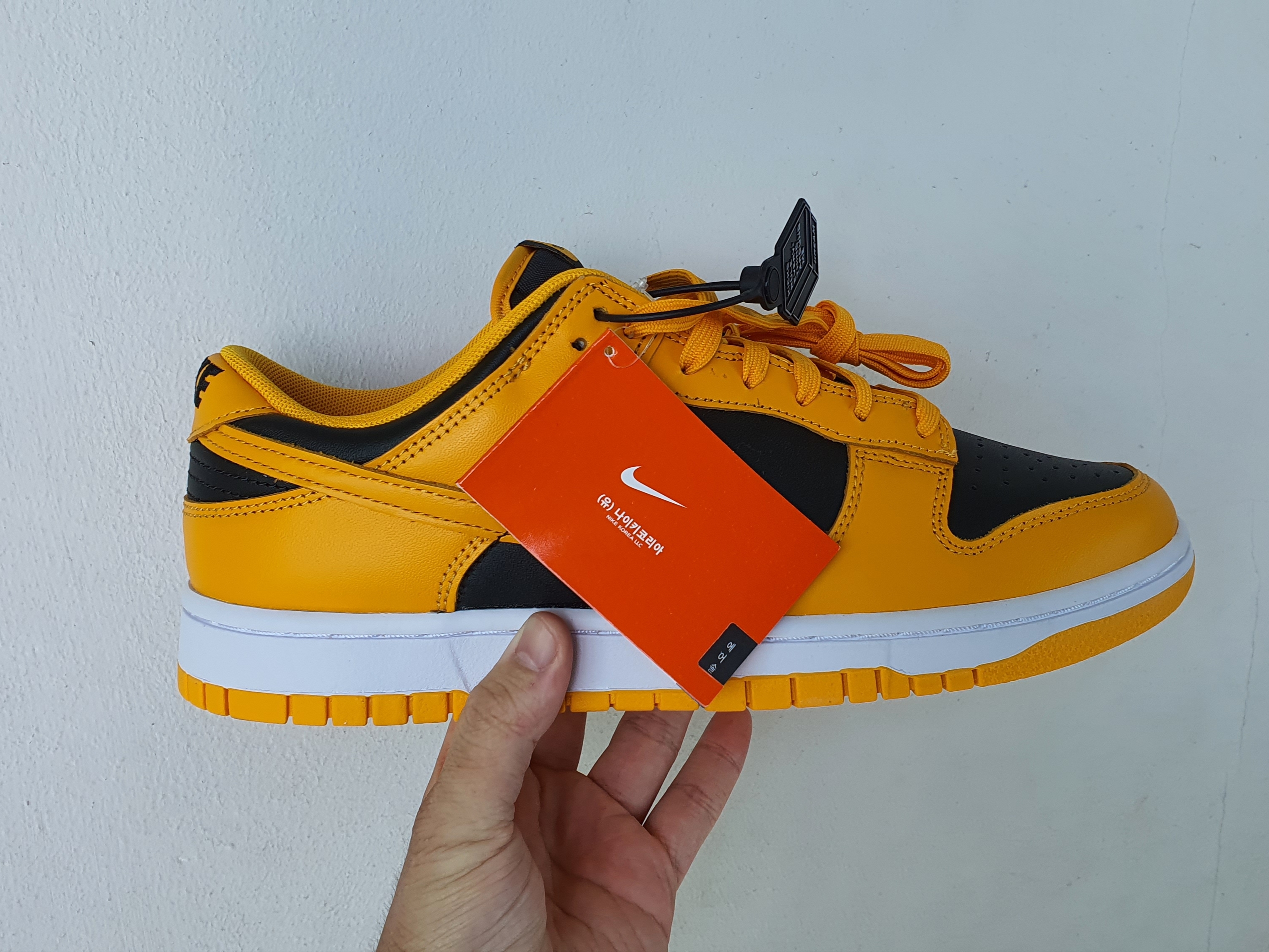 Nike Dunk Low Retro Championship Goldenrod 착용 스타일 - 1