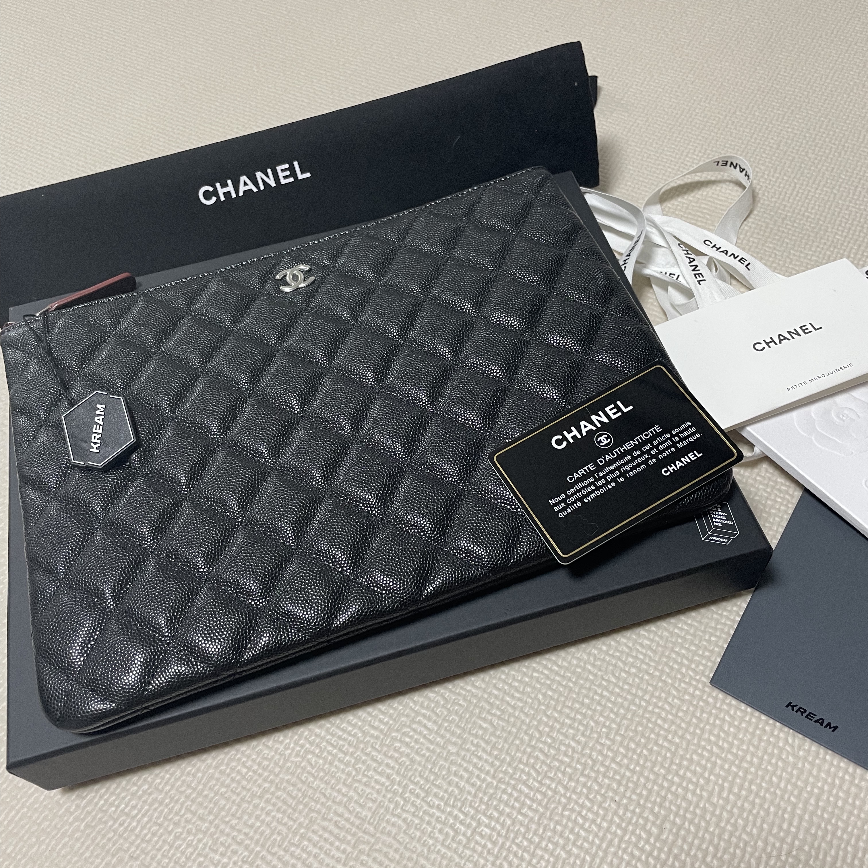 Chanel Medium Classic Pouch Grained Calfskin & Silver Black 착용 스타일