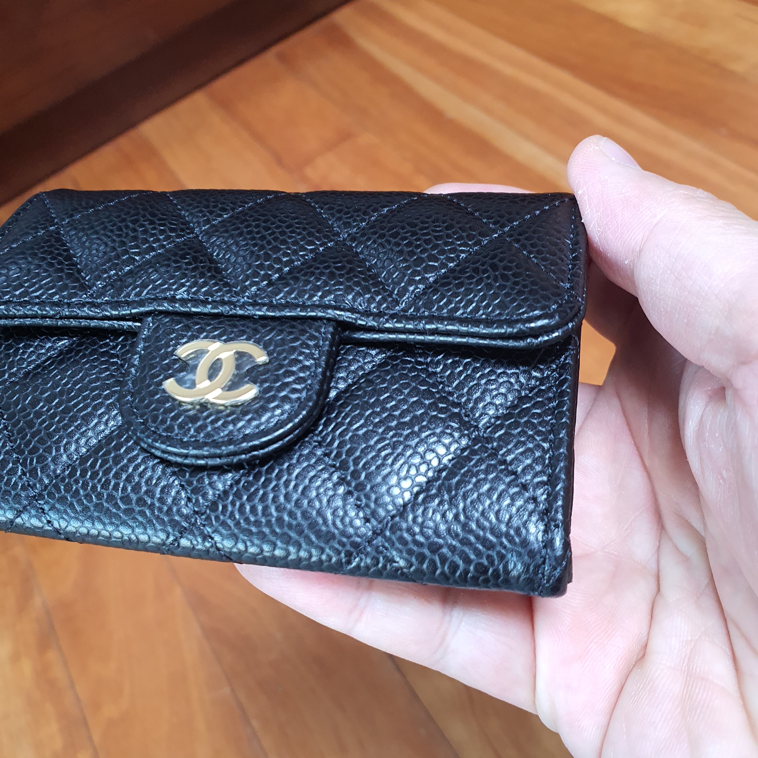 Chanel Classic Card Holder Grained Calfskin & Gold Black 착용 스타일 - 5