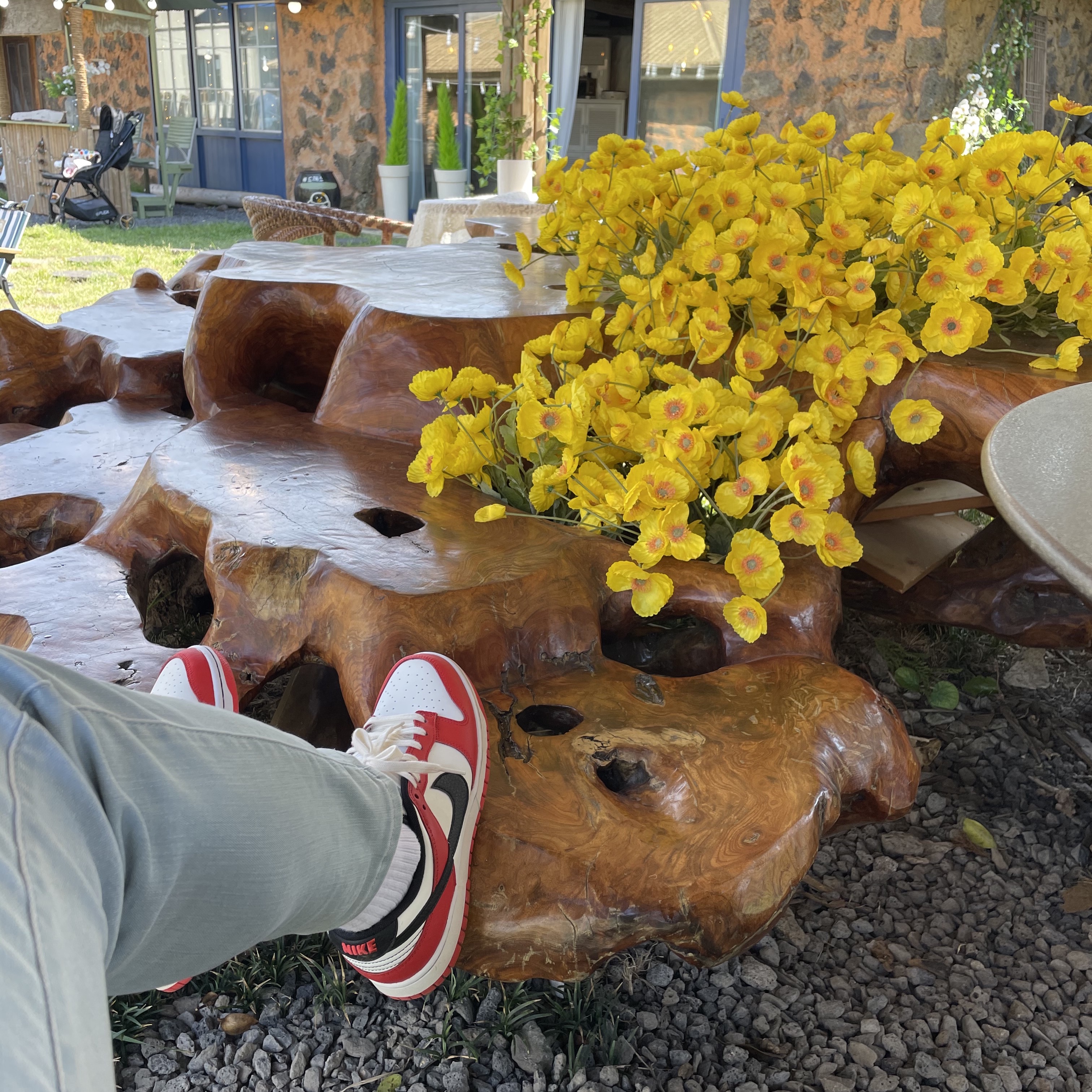 Nike x NBA Dunk Low Retro EMB Black and Chile Red 착용 스타일 - 3