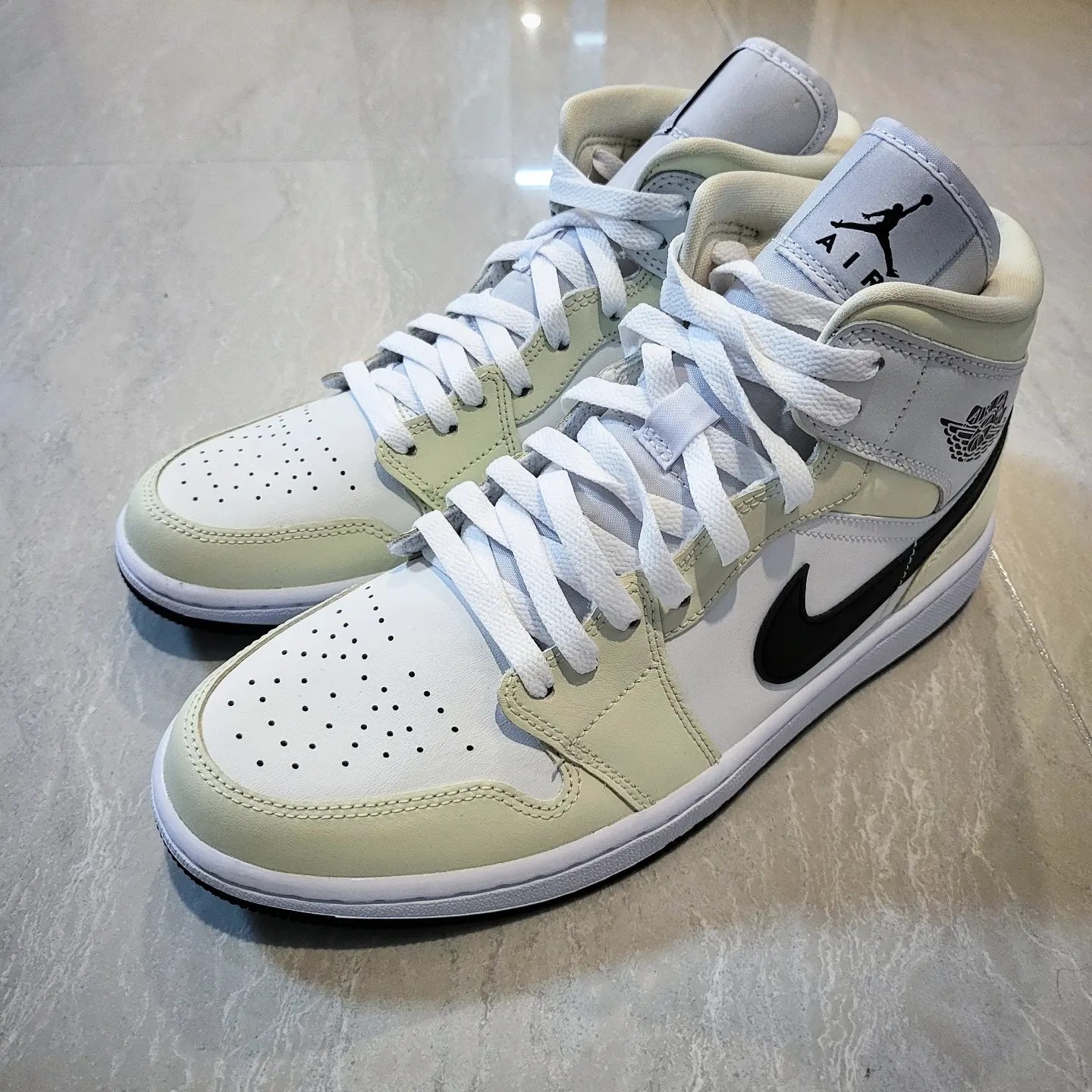 (W) Jordan 1 Mid Coconut Milk 착용 스타일 - 1