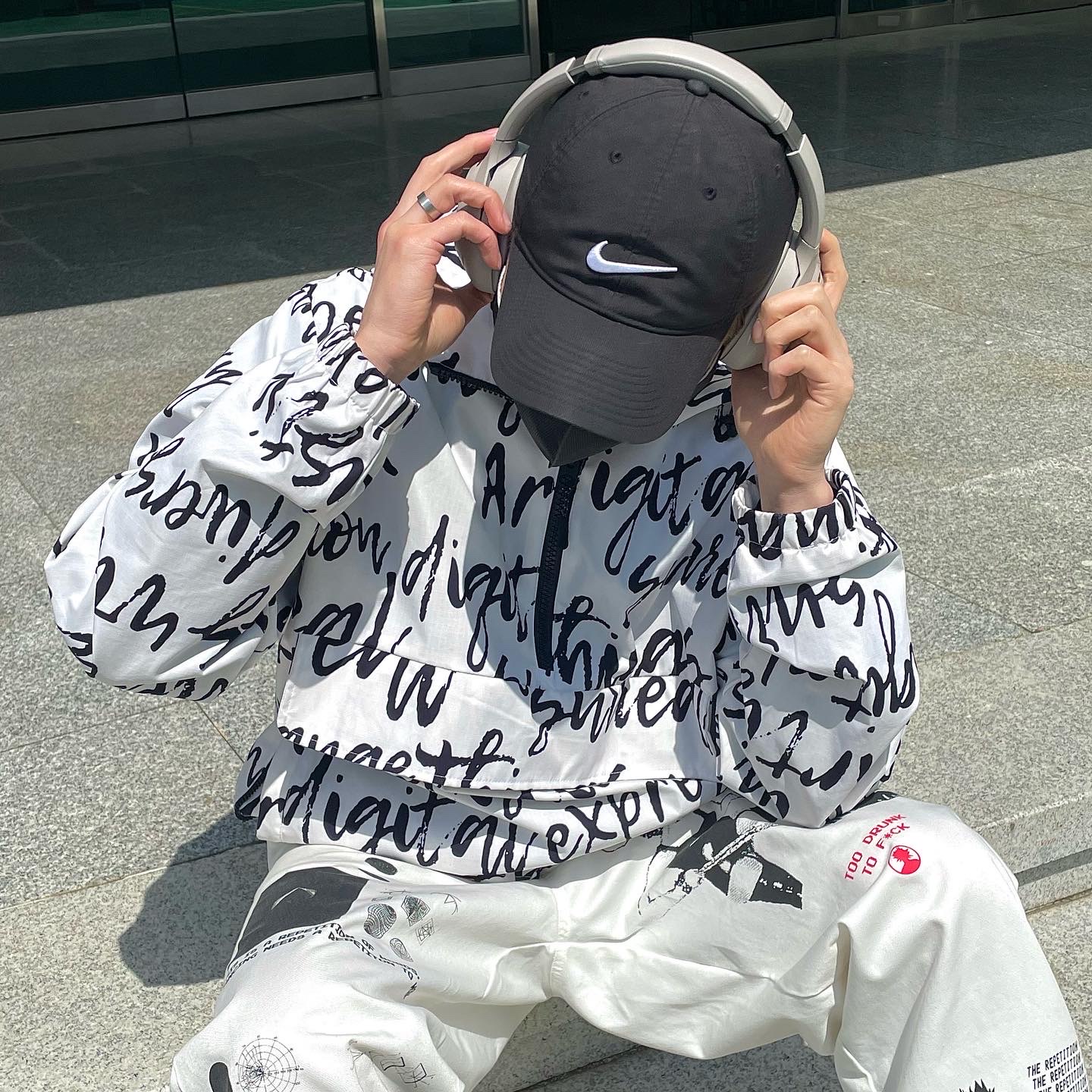 Adidas Yeezy Boost 350 V2 Beluga - Reflective, Sony WH-1000XM4 Platinum Silver (Korean Ver.) 착용 스타일 - 3