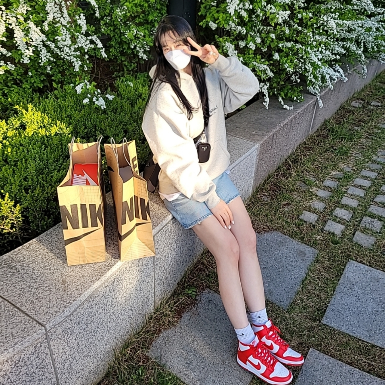 Nike Dunk High Retro Championship White and Red, Essentials The Core Collection Pullover Hoodie Oatmeal 착용 스타일