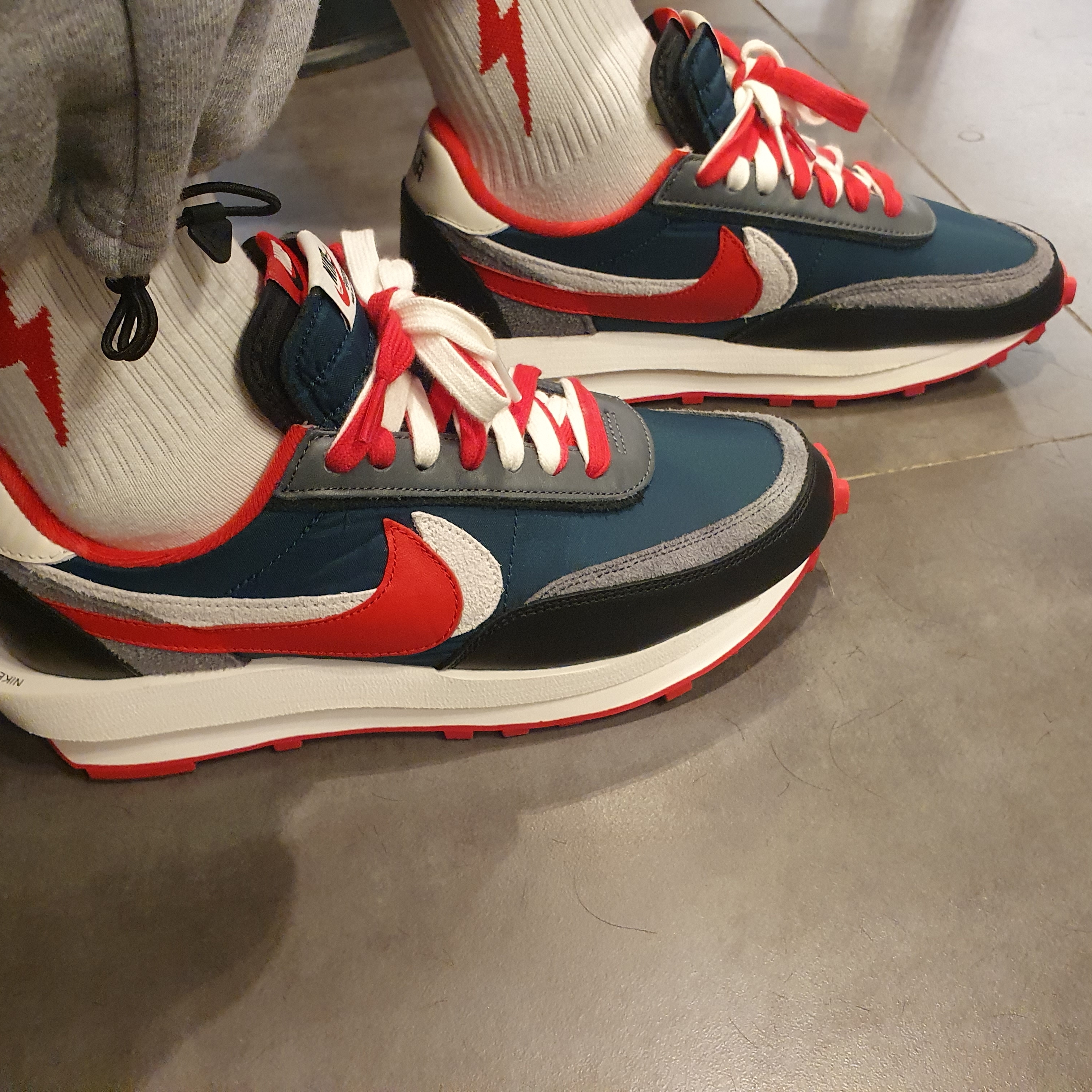 Nike x Sacai x Undercover LDWaffle Midnight Spruce University Red 착용 스타일 - 3