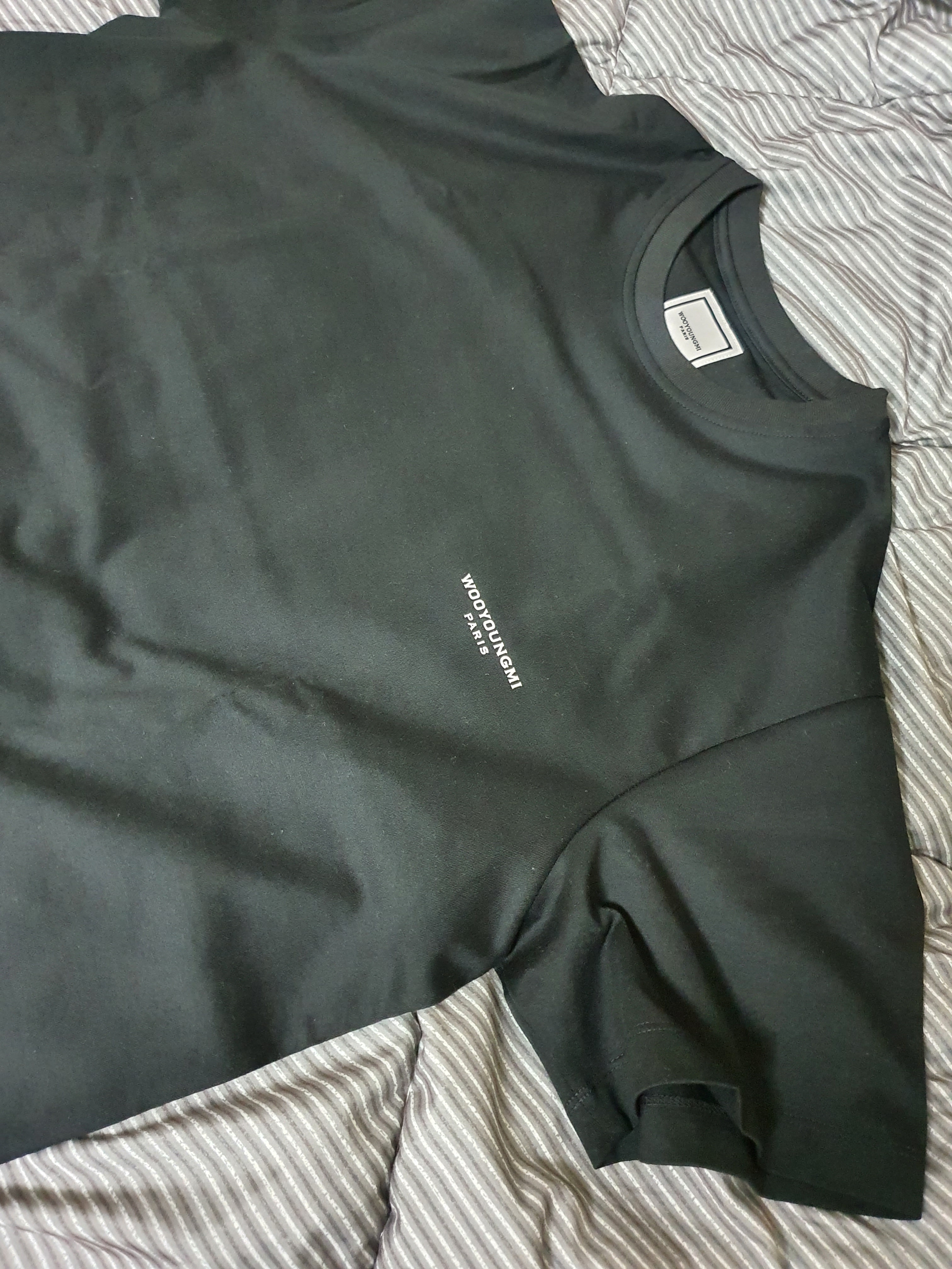 Wooyoungmi Flower Print Back Logo T-Shirt Black - 22SS 착용 스타일 - 2