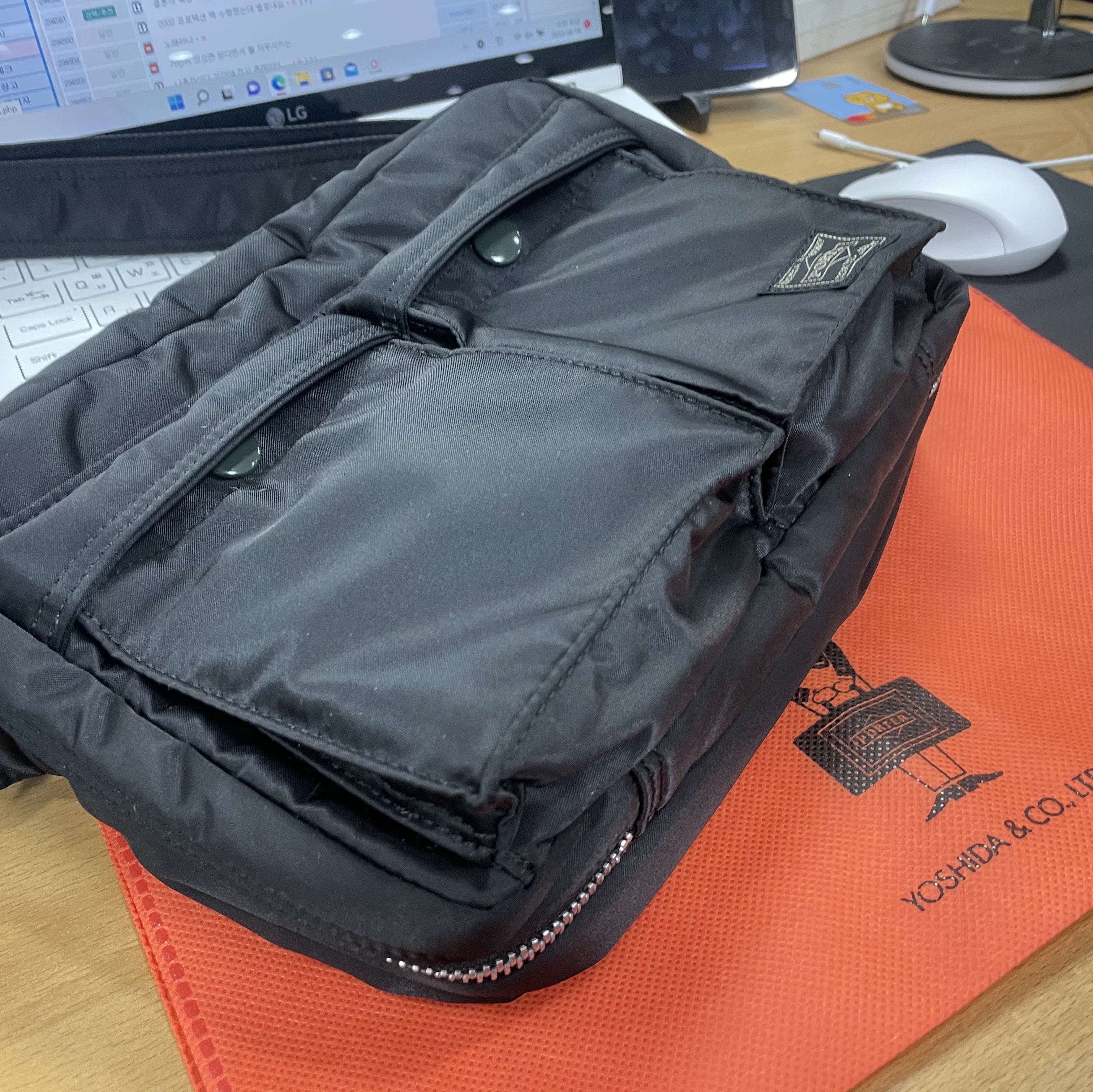 Porter Tanker Shoulder Bag S Black 착용 스타일