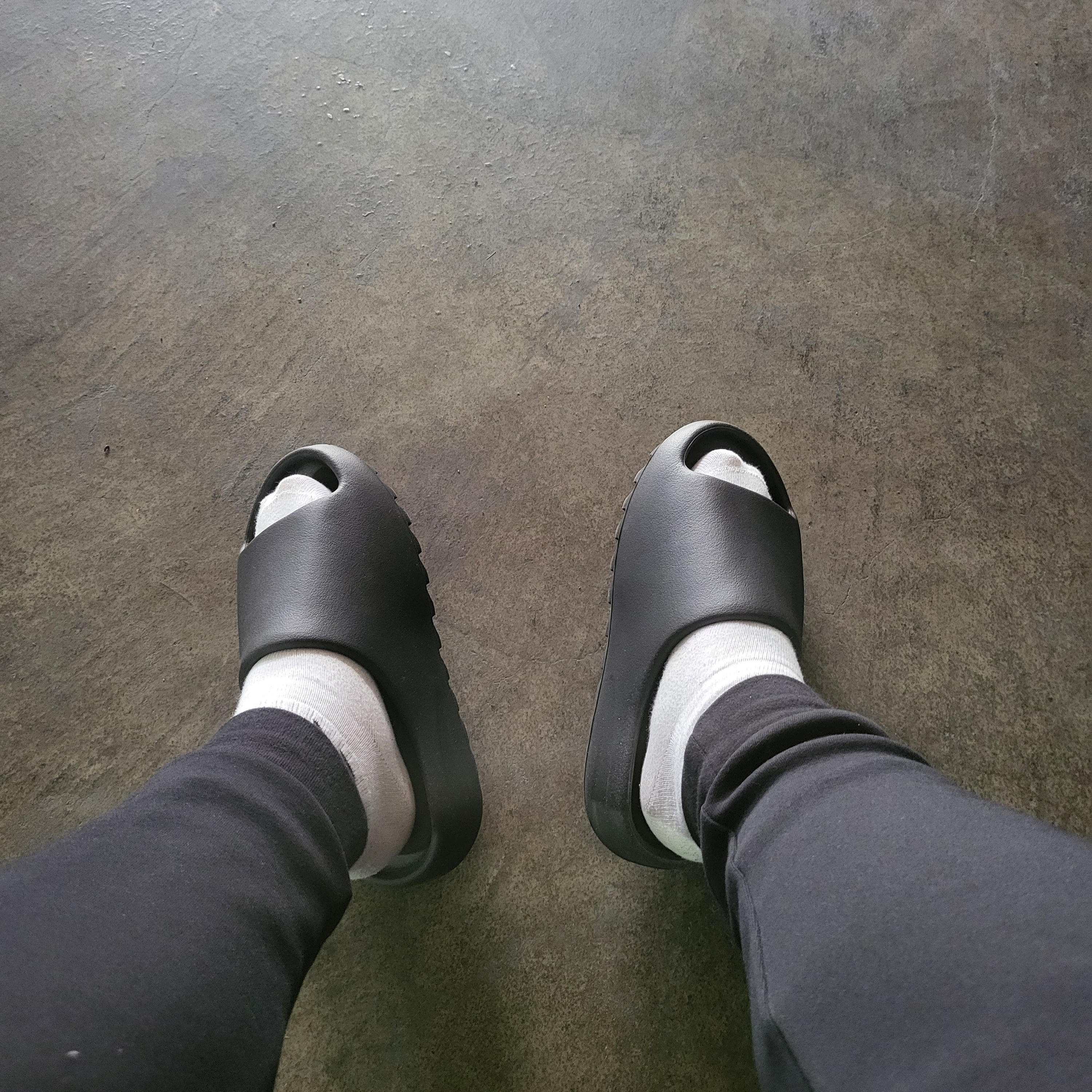 Adidas Yeezy Slide Onyx 착용 스타일