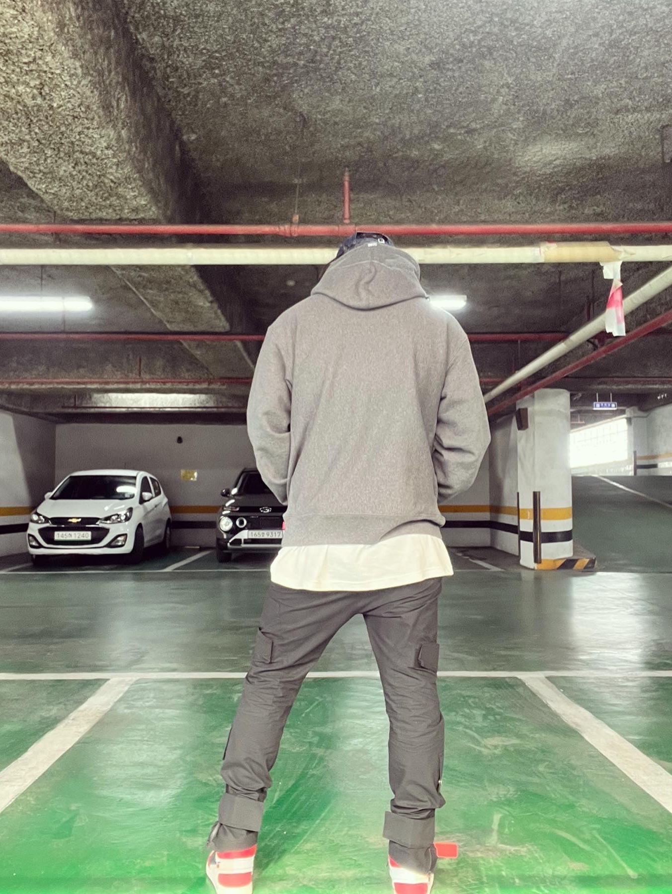 Supreme Box Logo Hooded Sweatshirt Charcoal - 21FW, Supreme Kevlar Denim S Logo 6-Panel Indigo - 22SS 착용 스타일 - 4