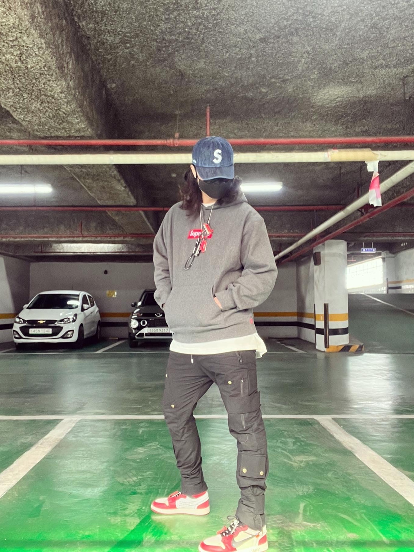 Supreme Box Logo Hooded Sweatshirt Charcoal - 21FW, Supreme Kevlar Denim S Logo 6-Panel Indigo - 22SS 착용 스타일 - 1