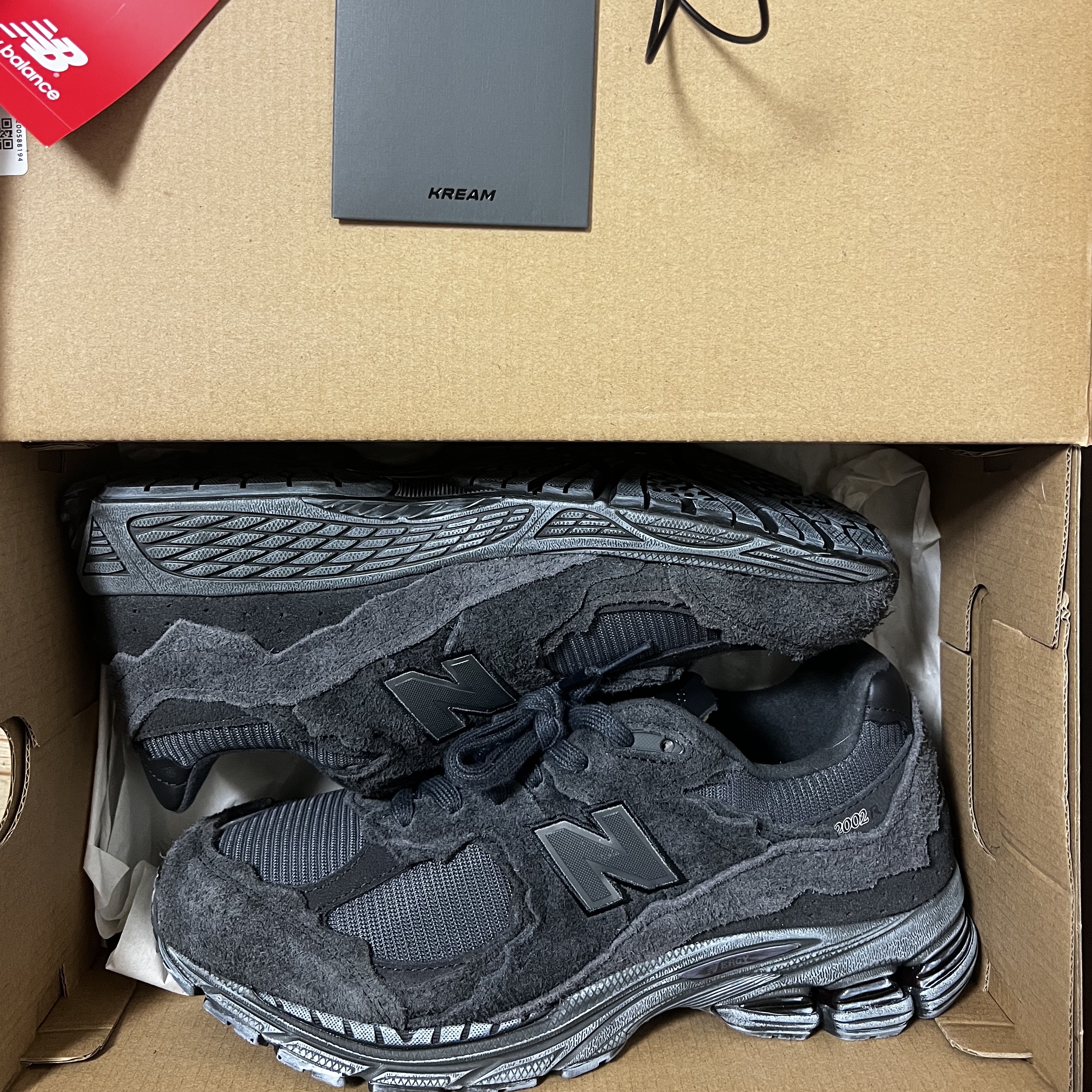 New Balance 2002R Protection Pack Phantom 착용 스타일