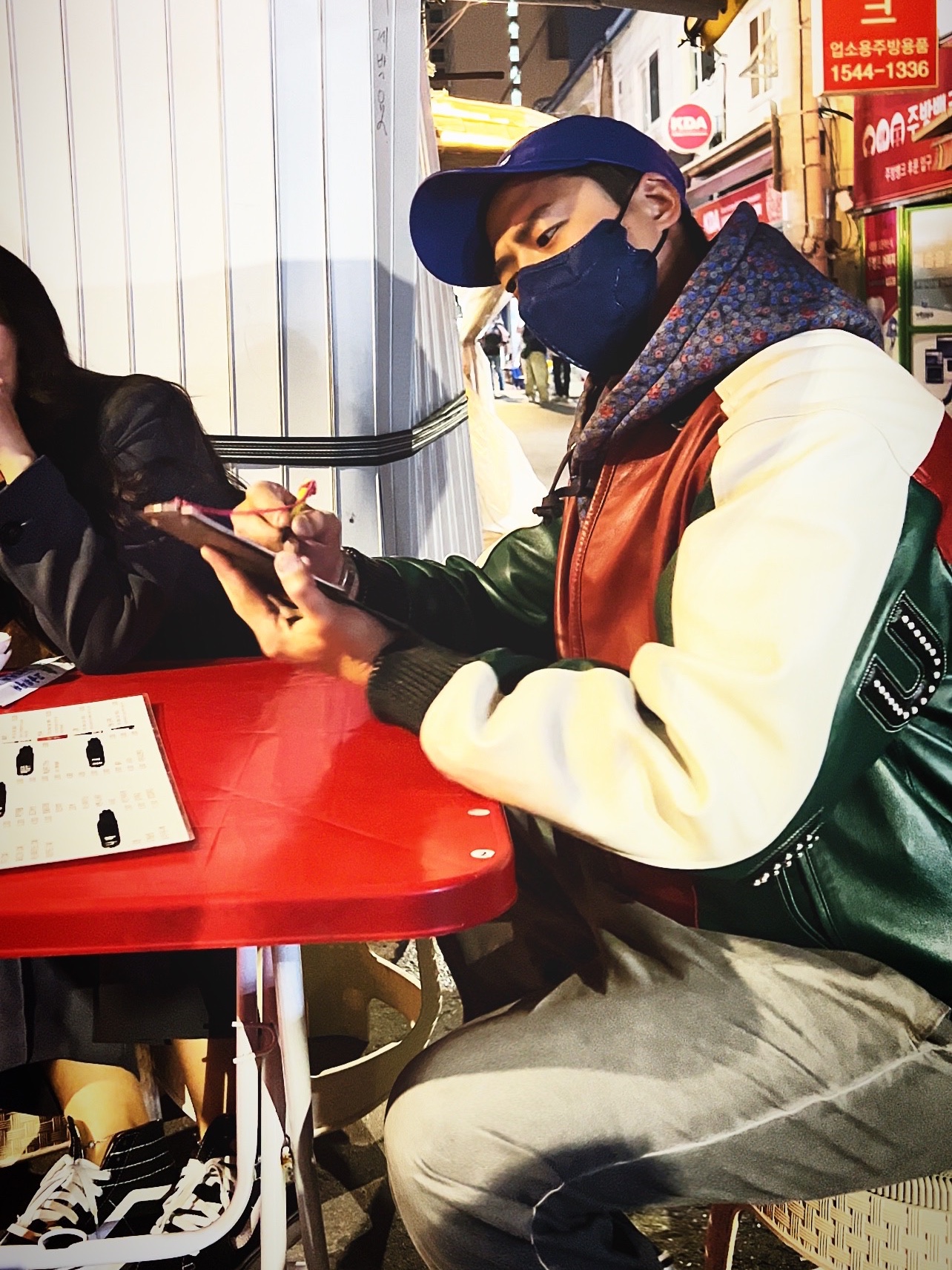 Supreme Leather Camp Cap Royal - 21SS, Supreme x Comme des Garcons Junya Watanabe Man Hooded Sweatshirt Black Flowers - 21FW 착용 스타일 - 1