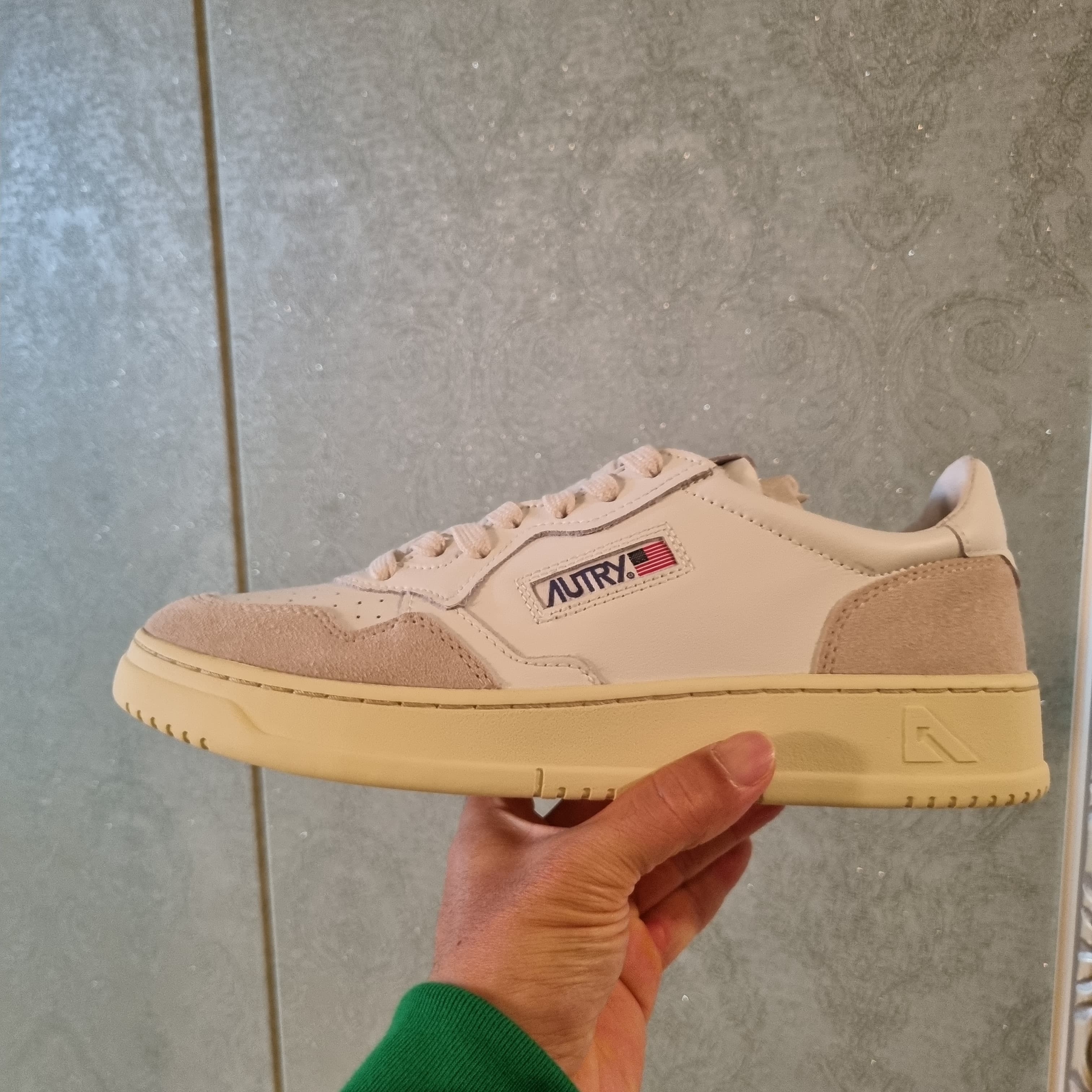 Autry Medalist Low Leather Suede Sneakers White 착용 스타일