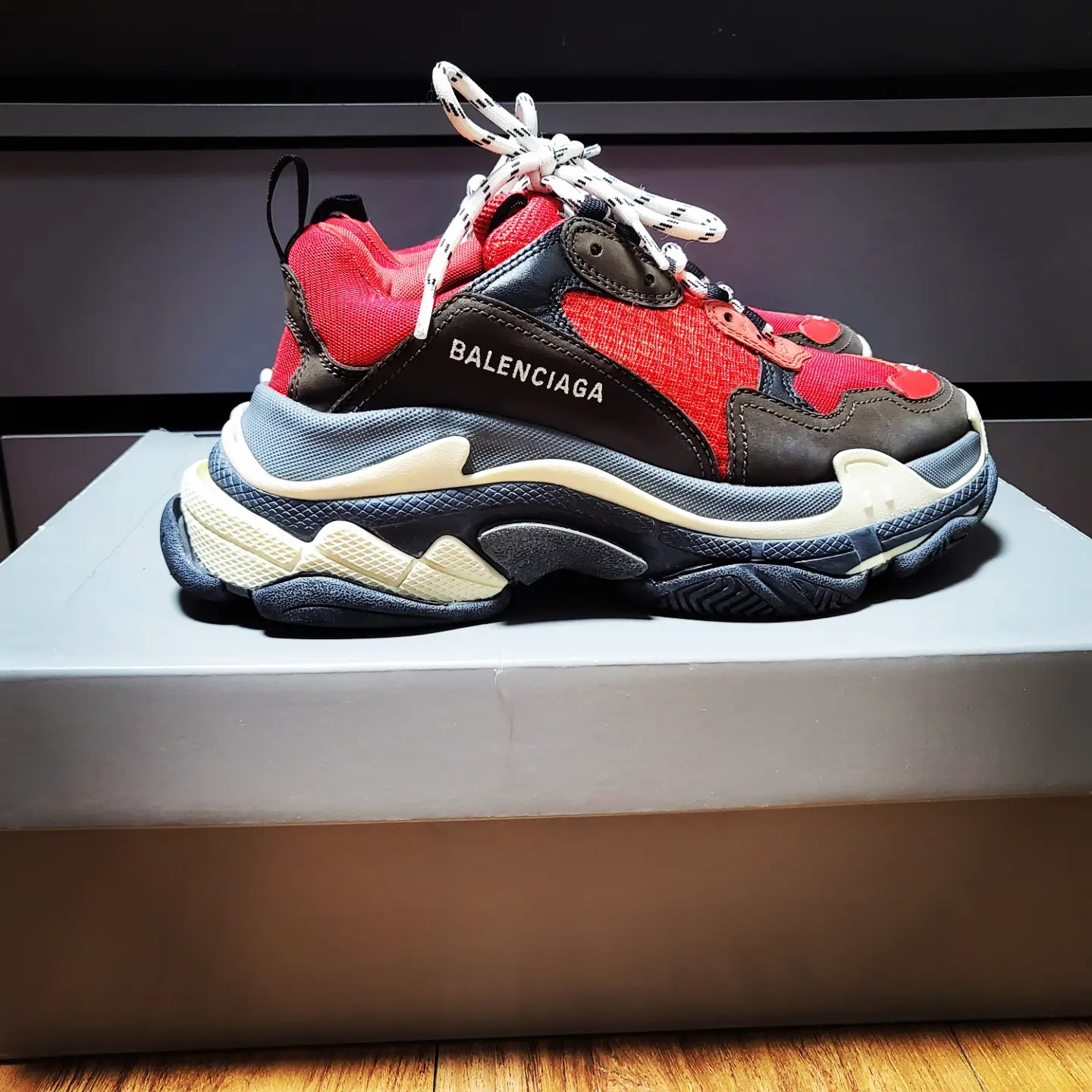 Balenciaga Triple S Red Black 2018 착용 스타일