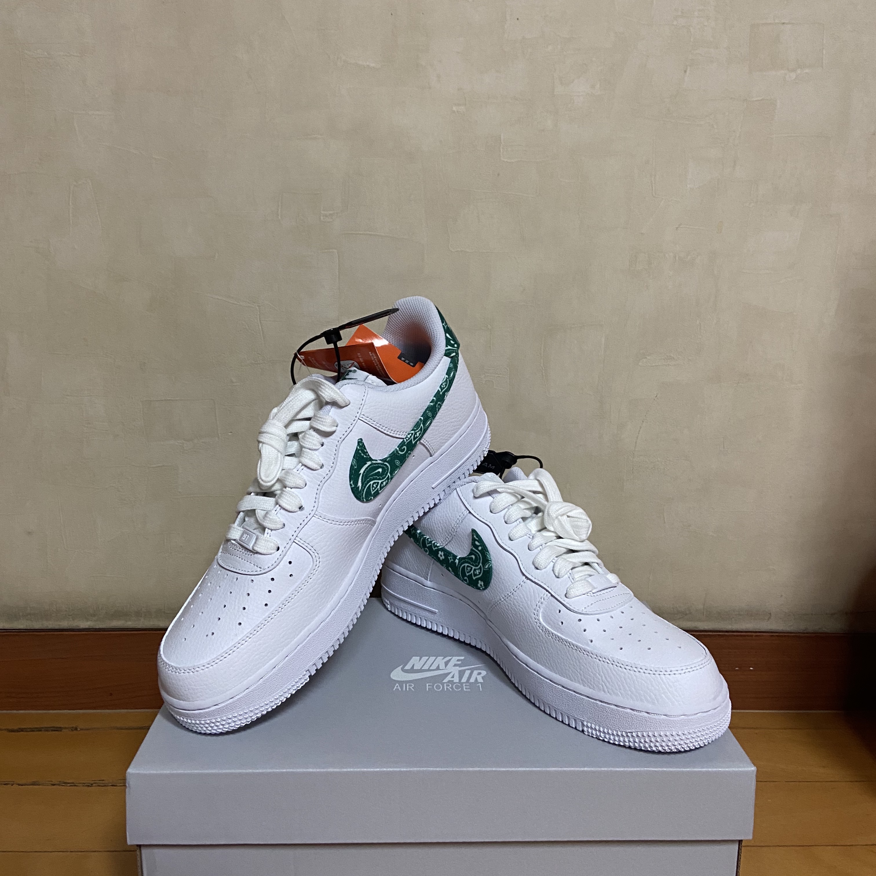 (W) Nike Air Force 1 '07 Essential Paisley Swoosh White Malachite 착용 스타일