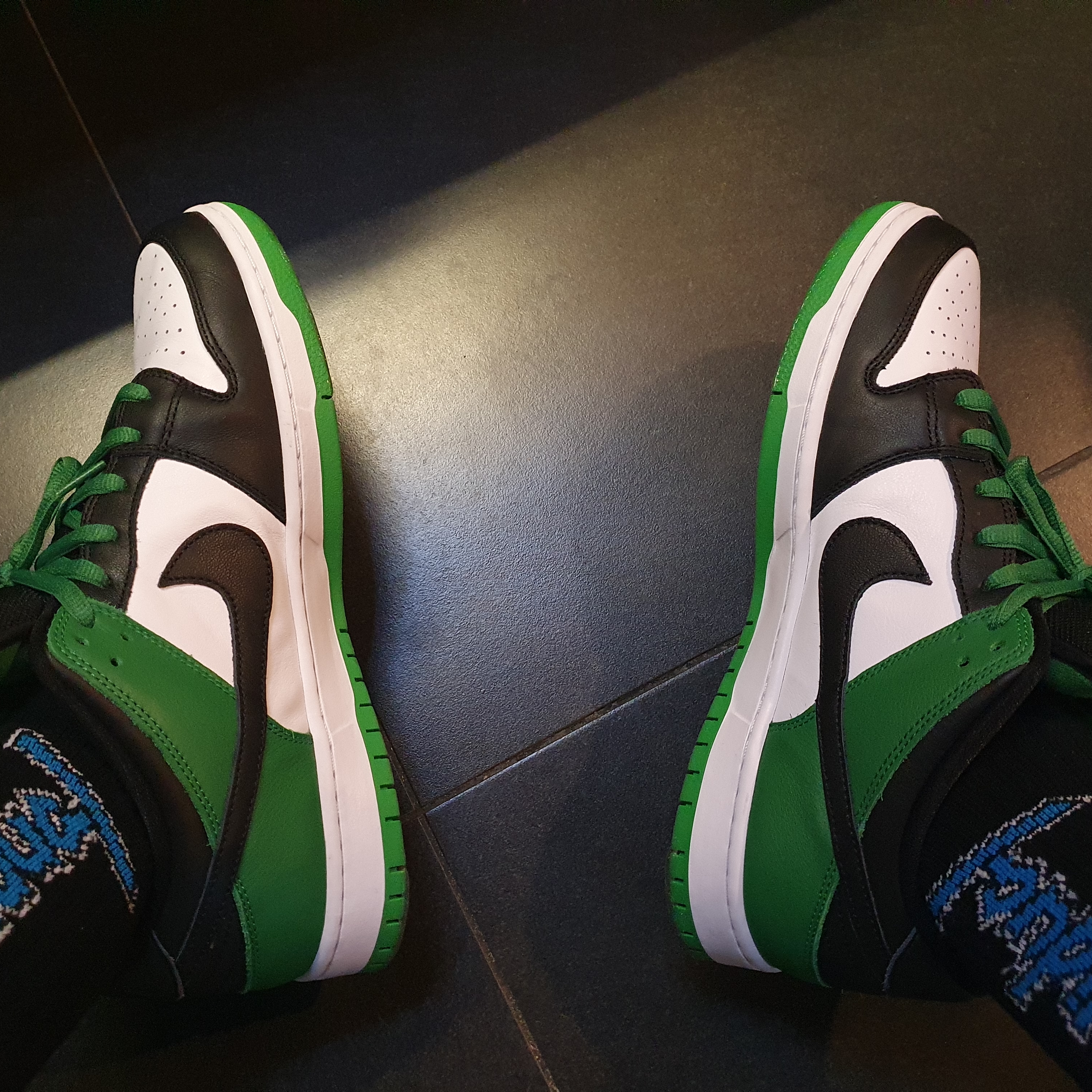 Nike SB Dunk Low Pro Black and Classic Green 착용 스타일 - 2