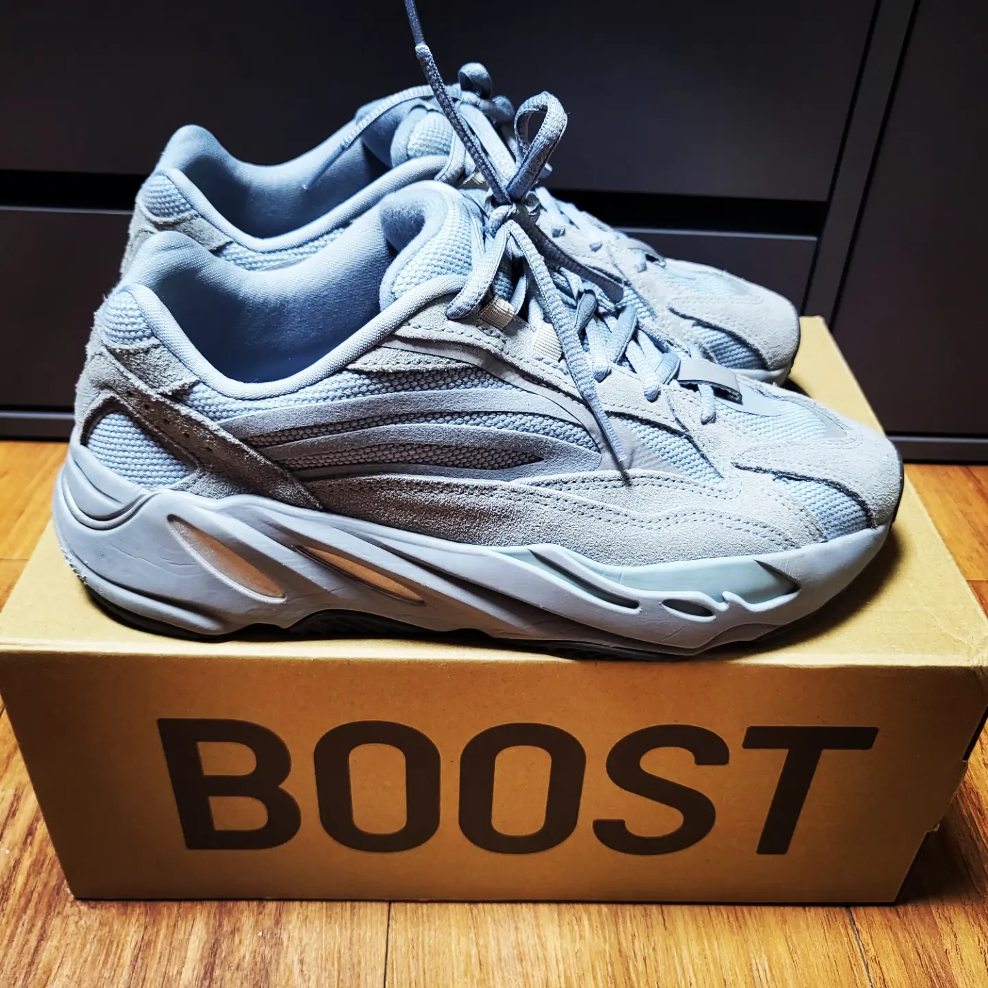 Adidas Yeezy Boost 700 V2 Hospital Blue 착용 스타일