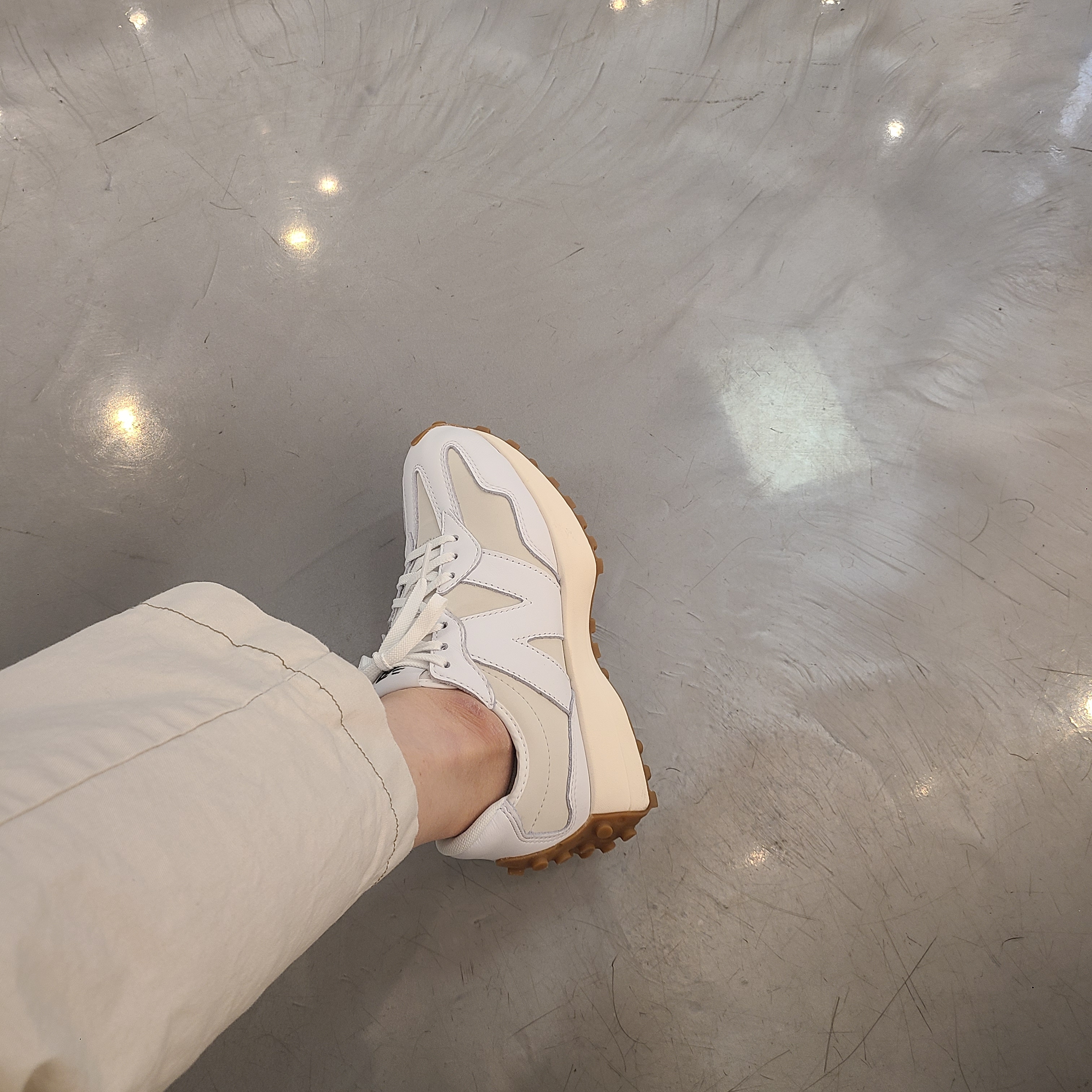 (W) New Balance 327 Leather White Moonbeam 착용 스타일 - 1