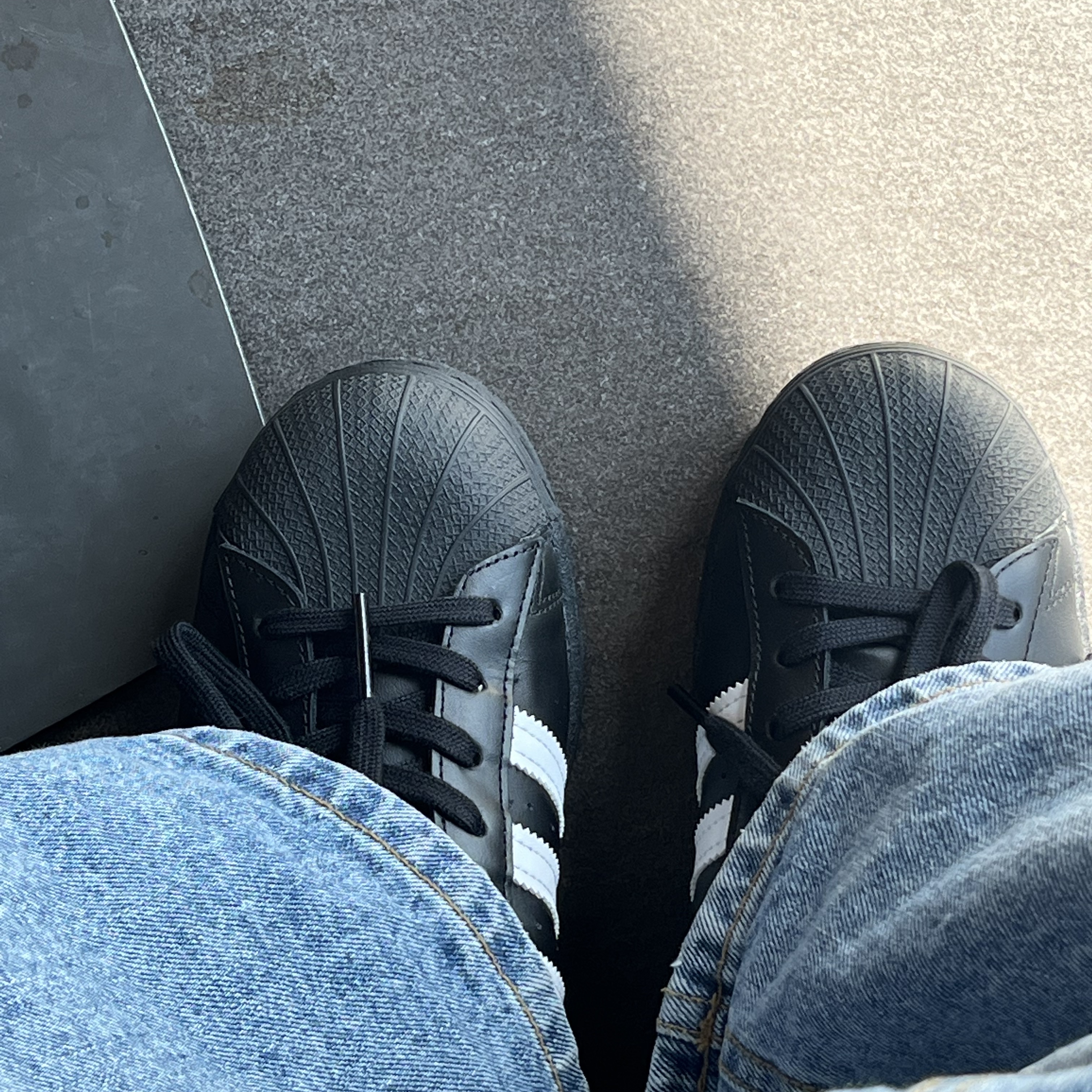 Adidas Superstar Core Black White 착용 스타일