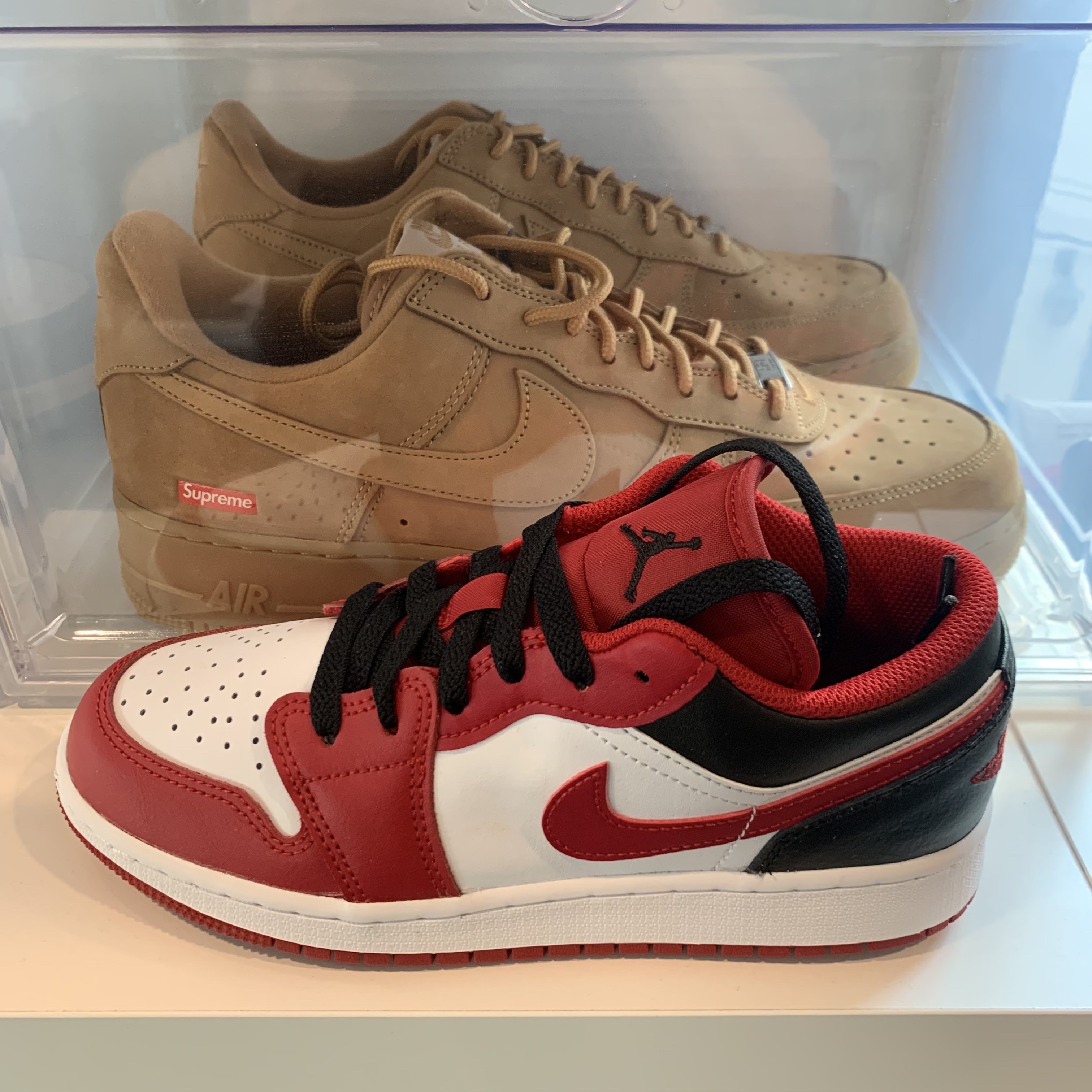 (GS) Jordan 1 Low White Gym Red Black, Nike x Supreme Air Force 1 Low Flax 착용 스타일 - 1